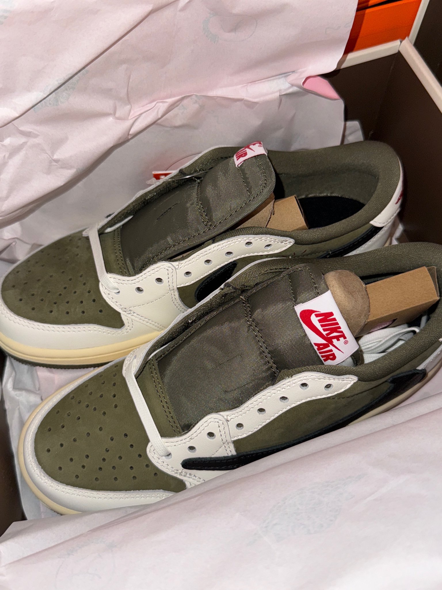 NewJeans Hoodie Black, Jordan 1 x Travis Scott Retro Low OG SP Reverse Olive 착용 스타일 - 7