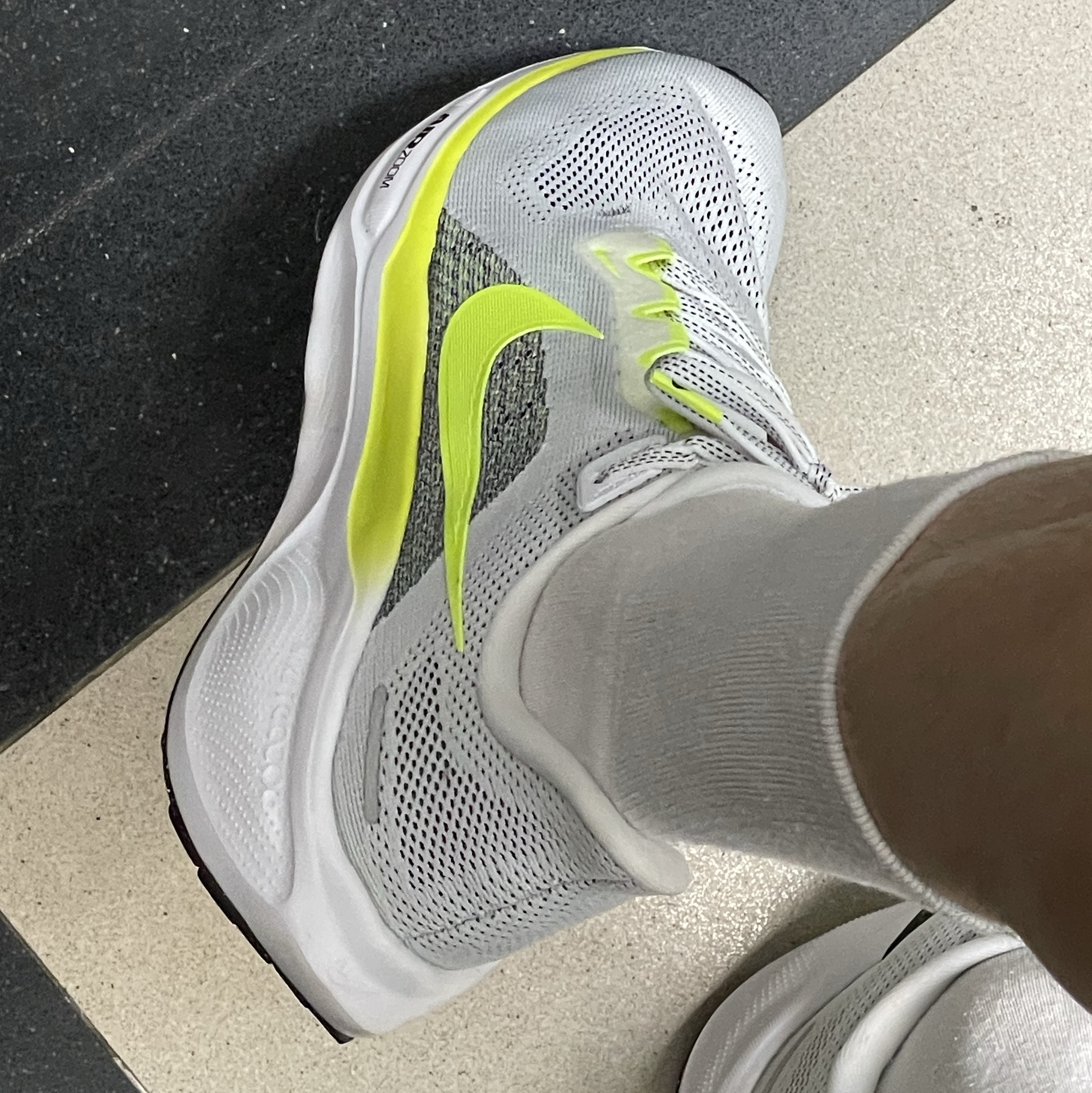 Nike Air Zoom Pegasus 41 White Black Volt 착용 스타일