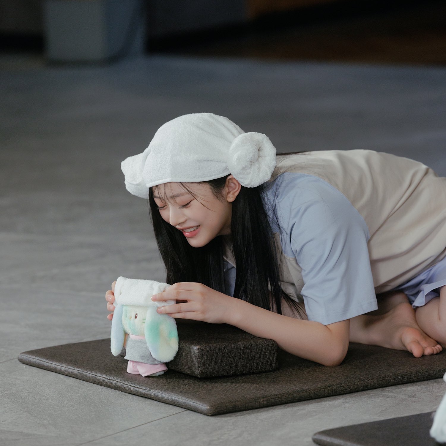 NewJeans Bunini Doll Keyring Blue Multi 착용 스타일 - 4