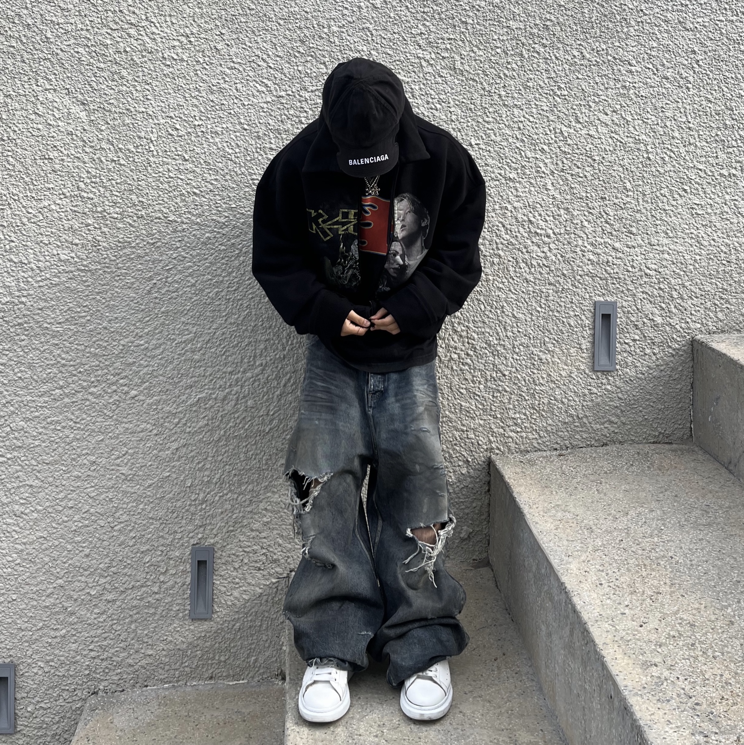Balenciaga Baggy Pants Light Blue 착용 스타일