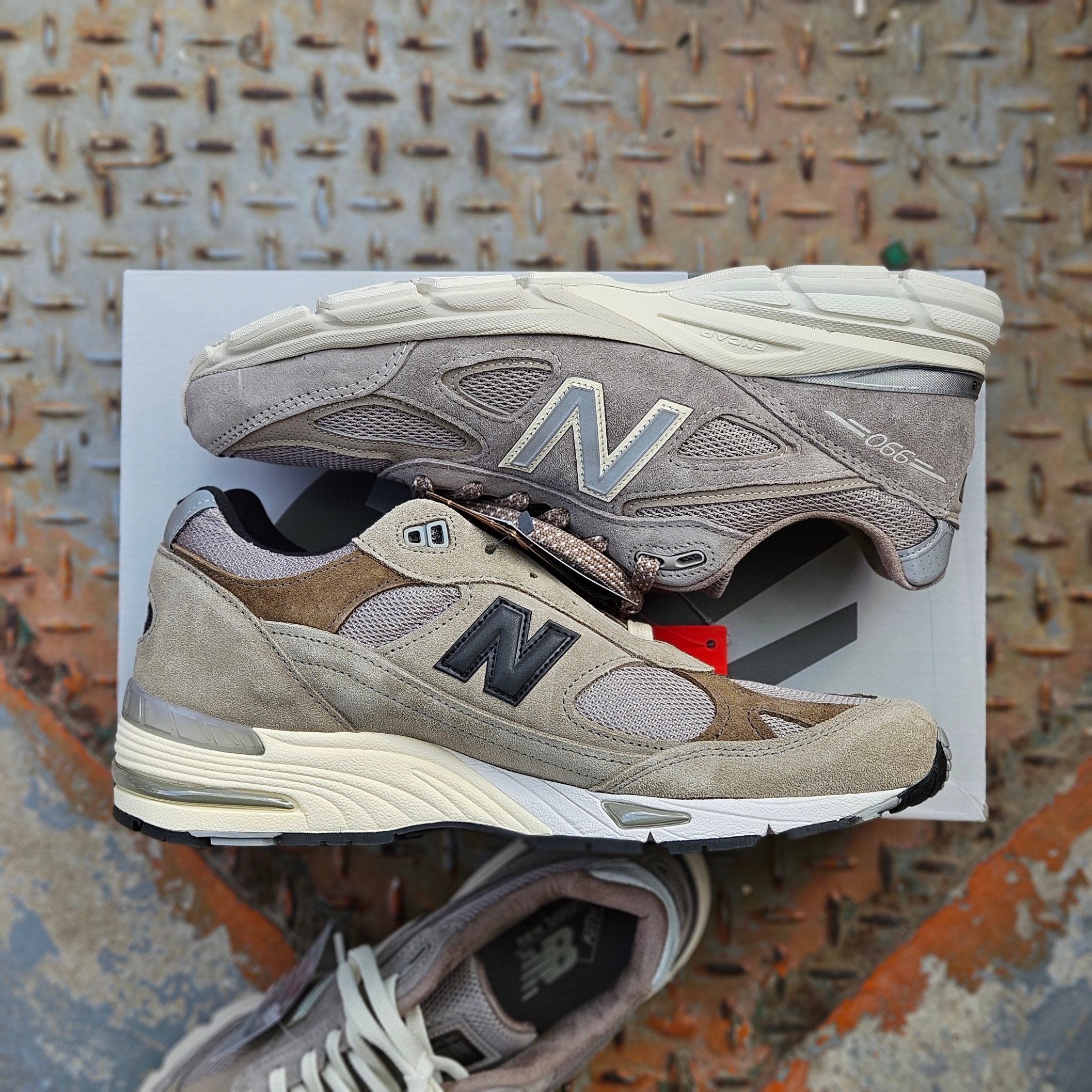 New Balance x Kith 101 990v4 Made in USA Moonrock 착용 스타일 - 6