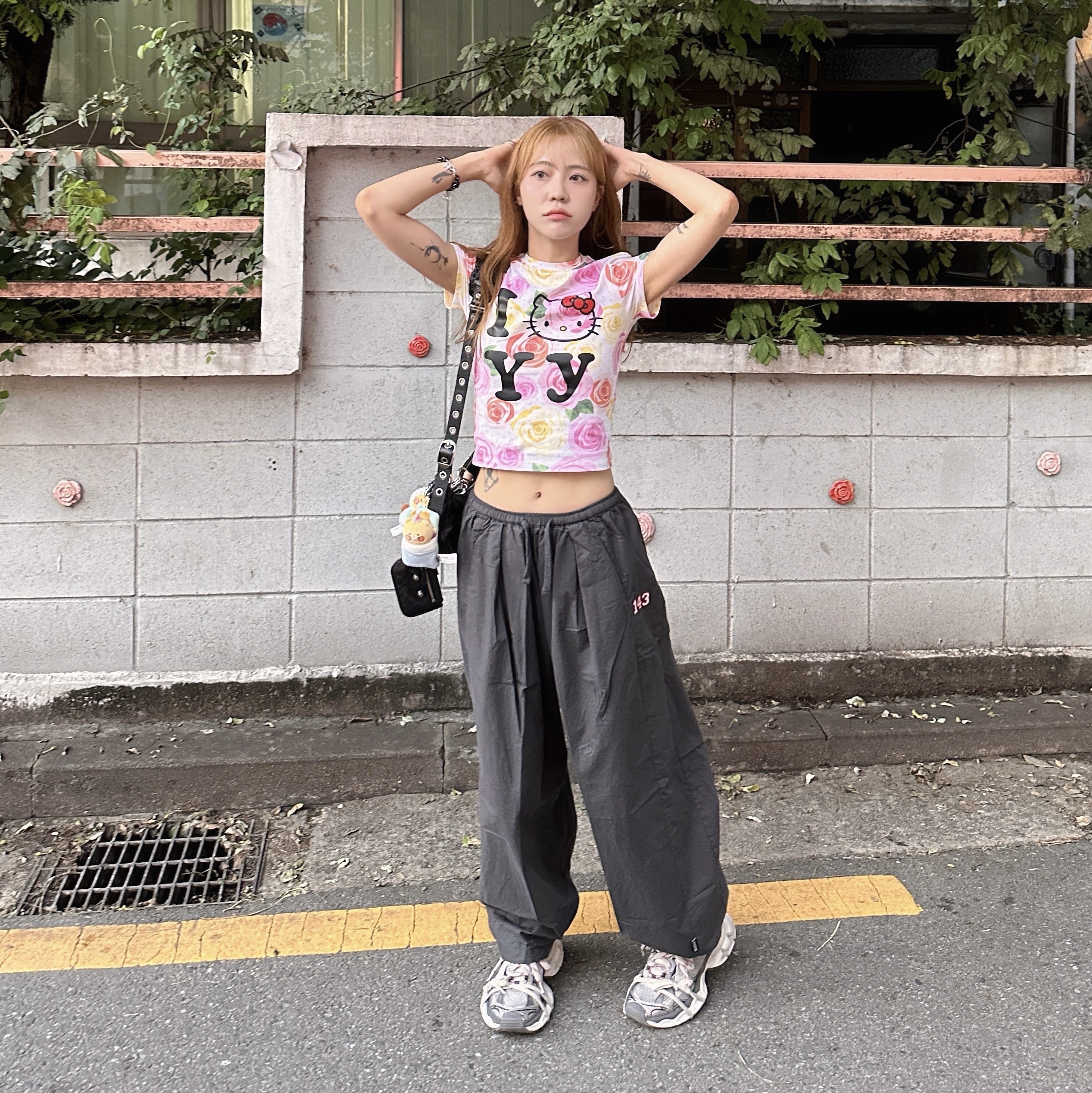 Open Yy x Hello Kitty Baby T-Shirt Pink, Balenciaga Arena Lambskin Le Cagole XS Shoulder Bag Black 착용 스타일 - 3