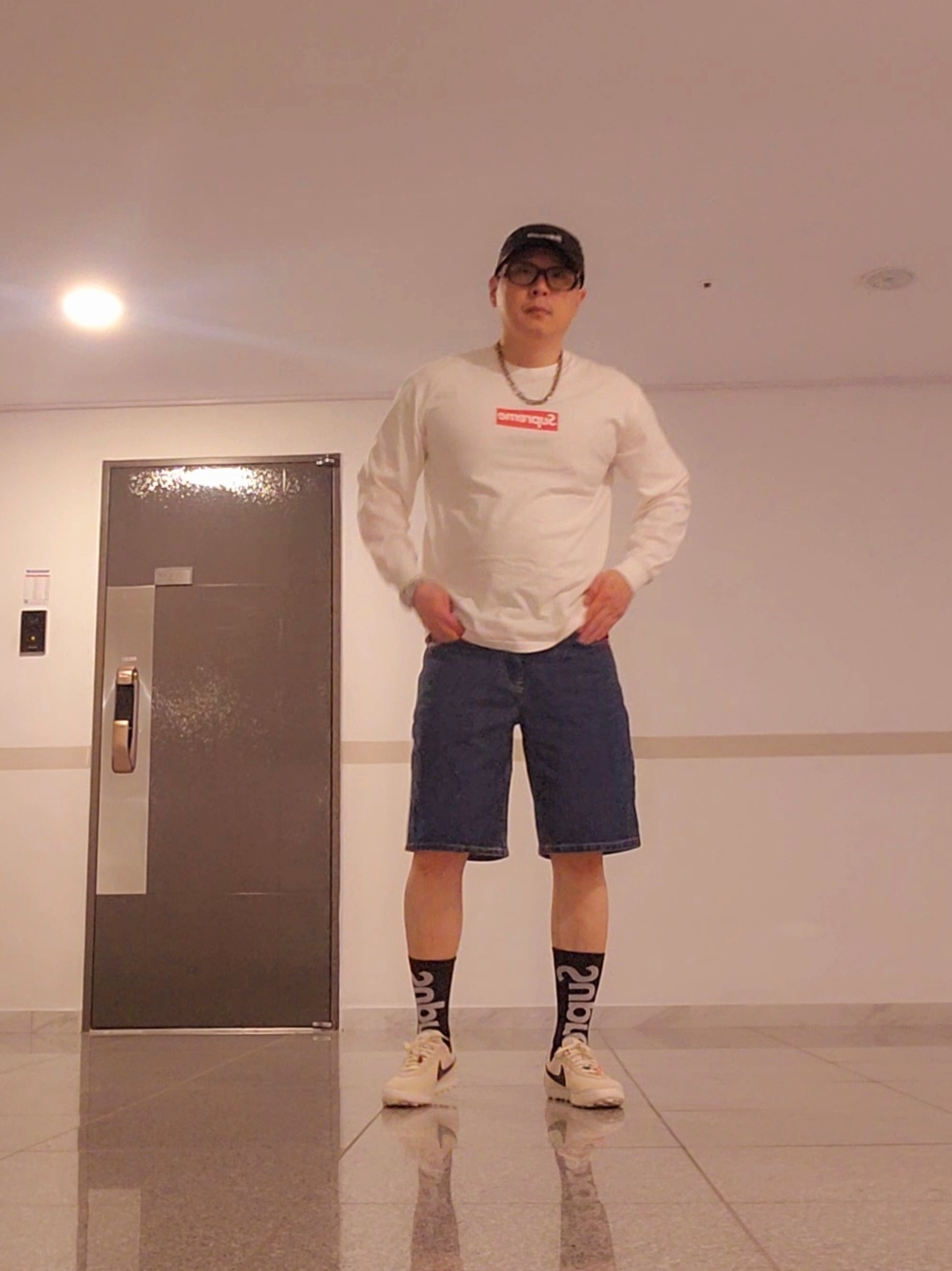 Nike x Bode Astrograbber SP Light Cream and Black, Supreme x Nike Lightweight Crew Socks Black (1 Pack) 착용 스타일 - 3