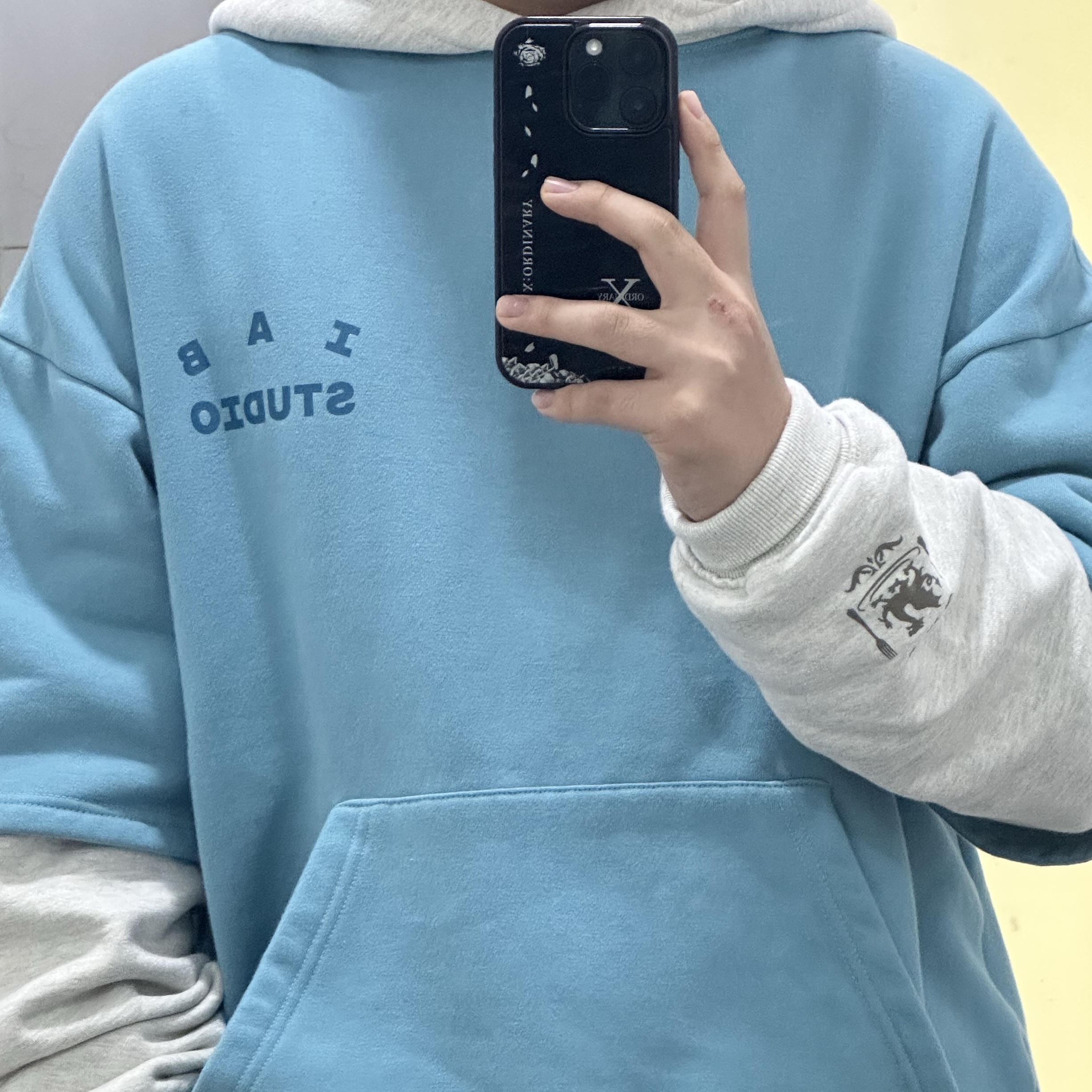 IAB Studio x Delicious in Dungeon Marcille Layerd Hoodie Blue 착용 스타일