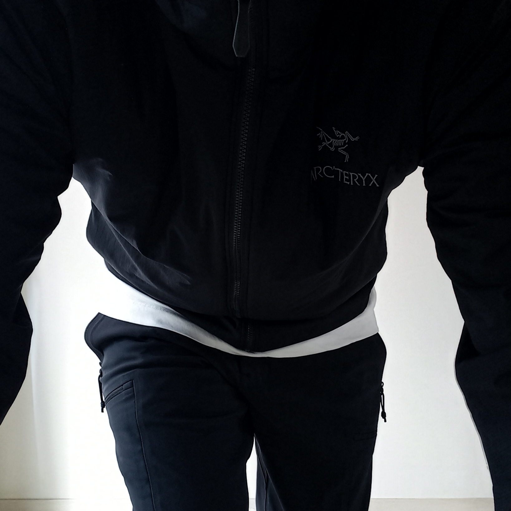 Arc'teryx Gore 5 Panel Cap Black, Arc'teryx Atom Hoody Black 착용 스타일 - 4