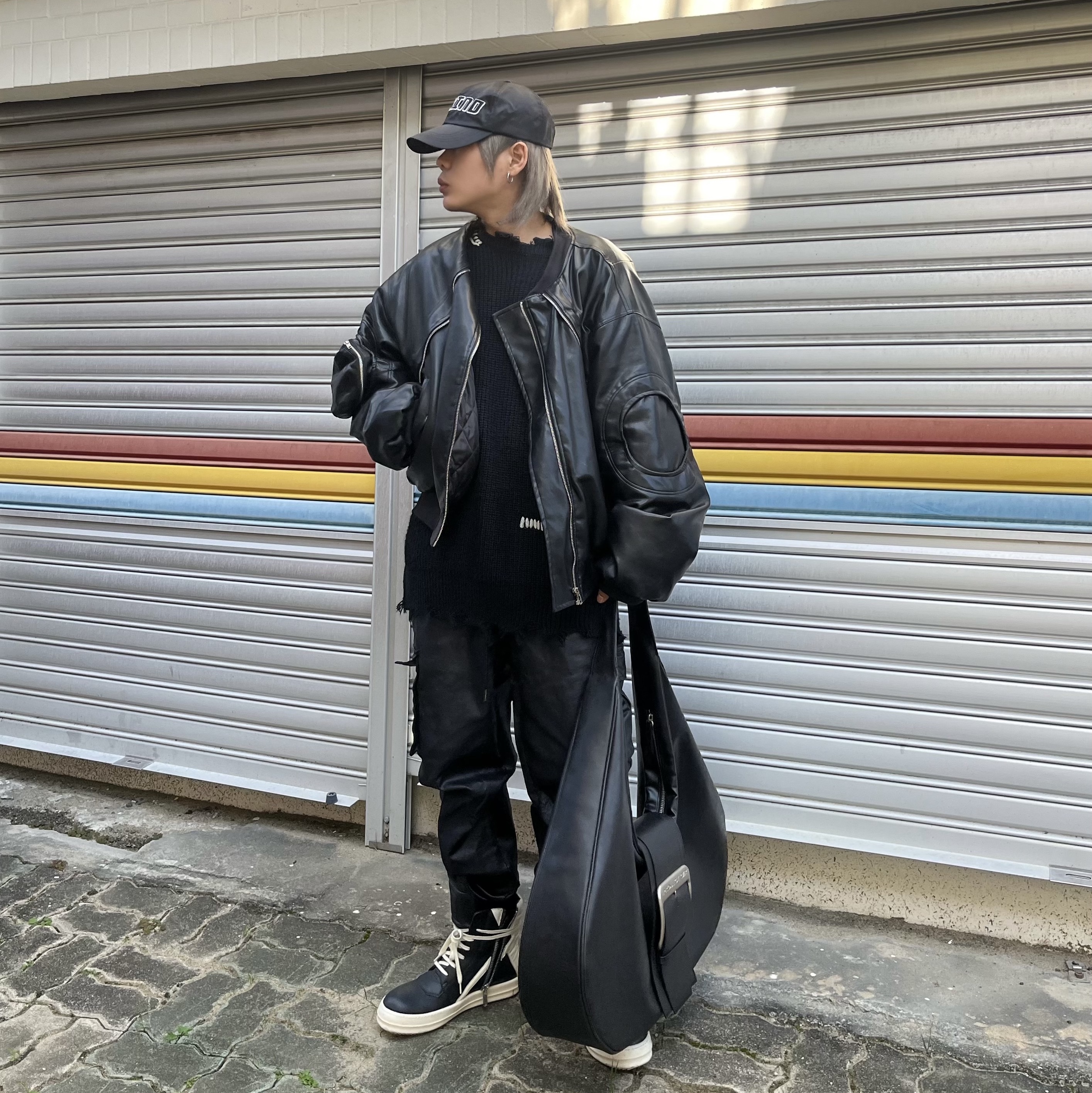 Project G/R Mega Buckle Hobo Bag Black, Rick Owens Geobasket Full Grain Calf Leather Strobe Sneakers Black Milk White 착용 스타일 - 2