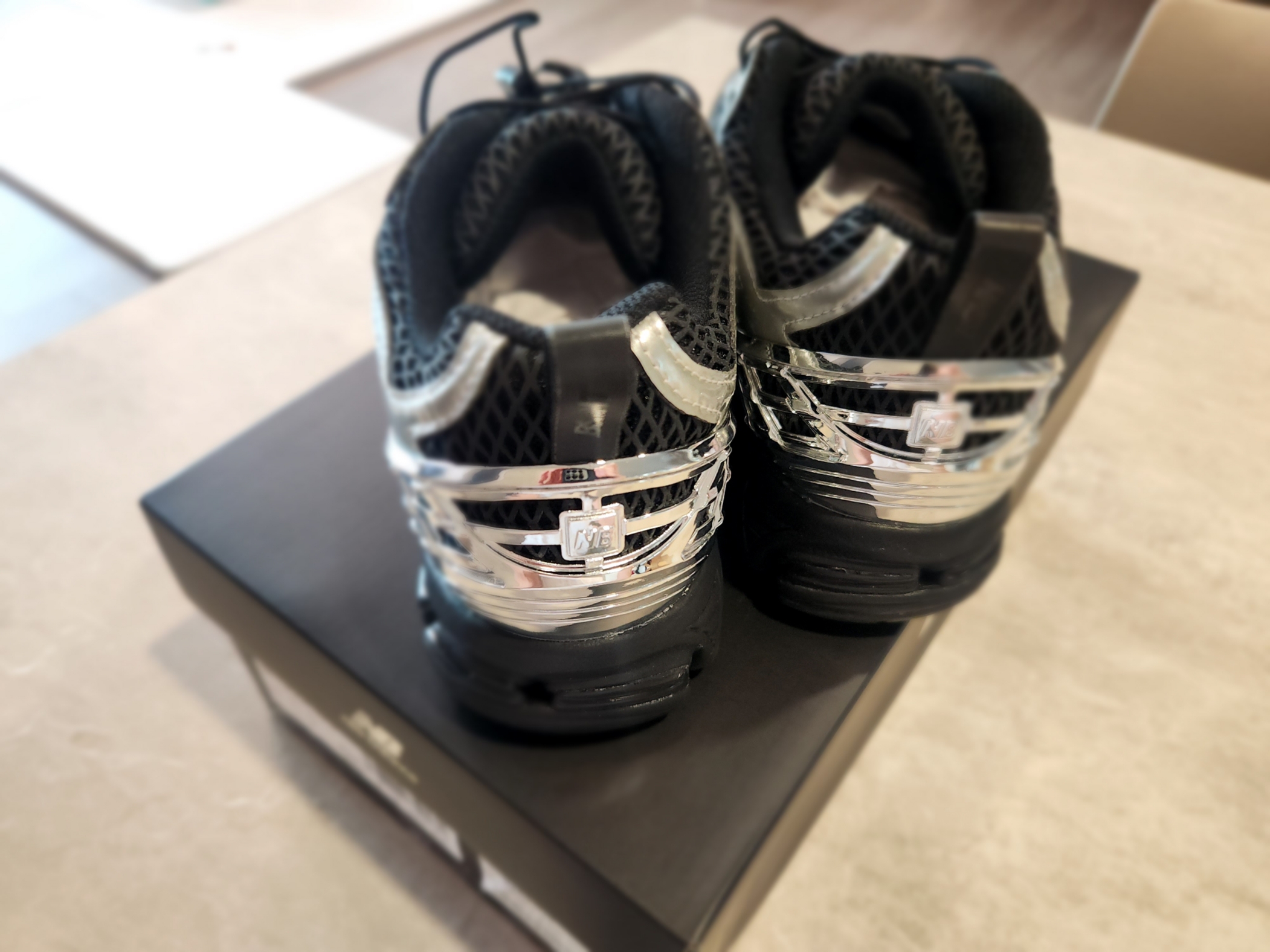 New Balance x The Basement 1906R Silver Metallic Black 착용 스타일 - 3