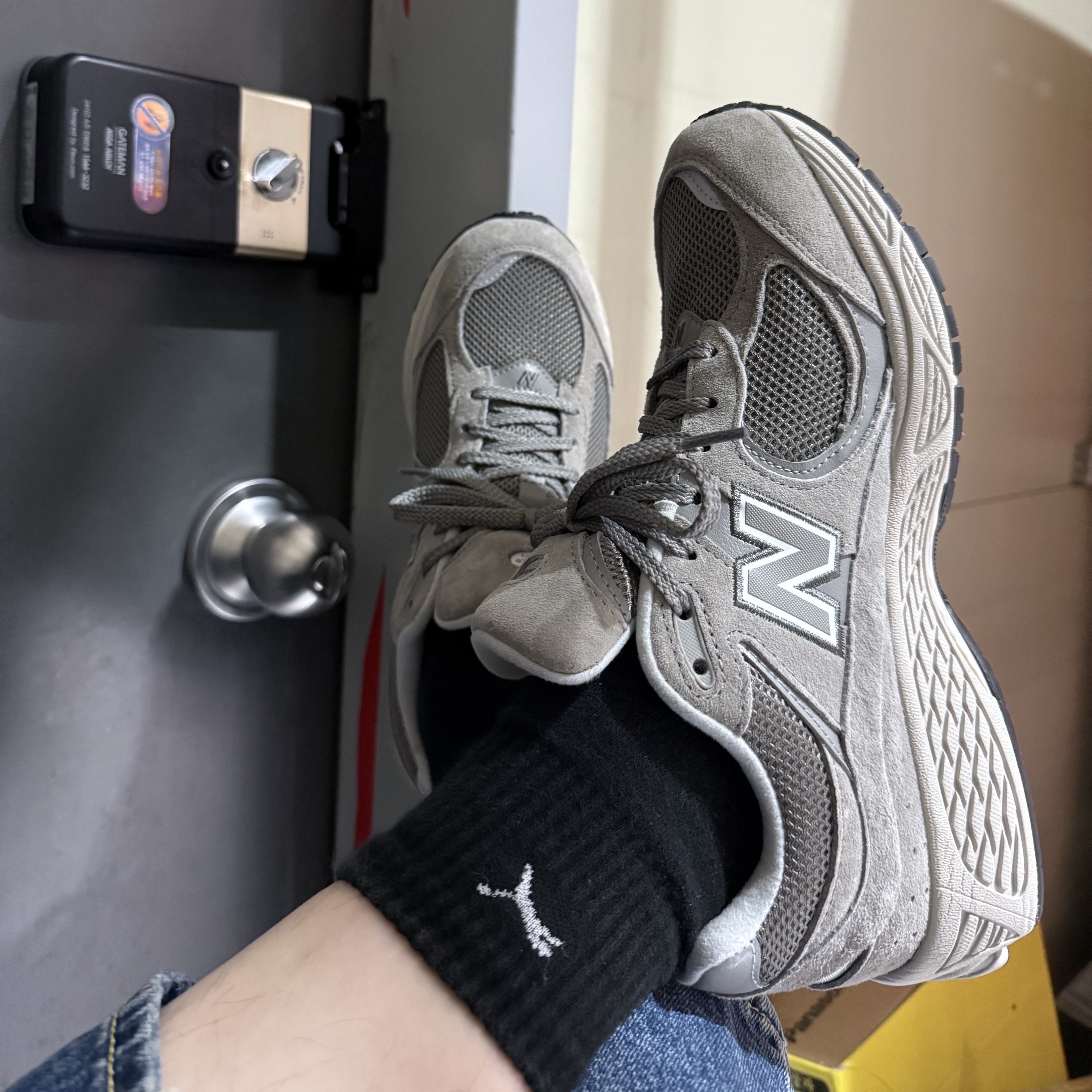 New Balance 2002R Grey 착용 스타일