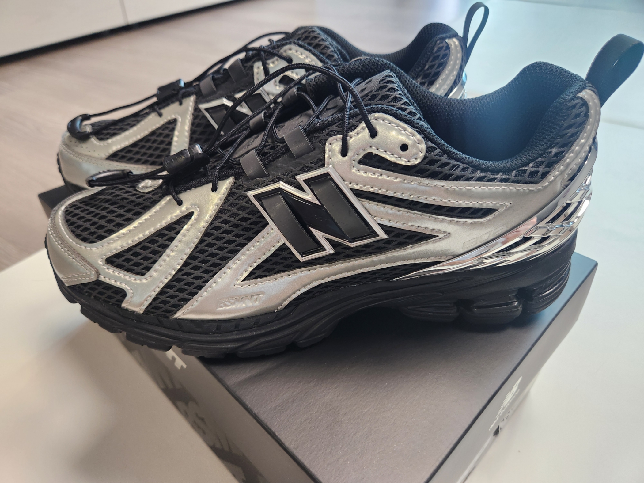 New Balance x The Basement 1906R Silver Metallic Black 착용 스타일 - 2