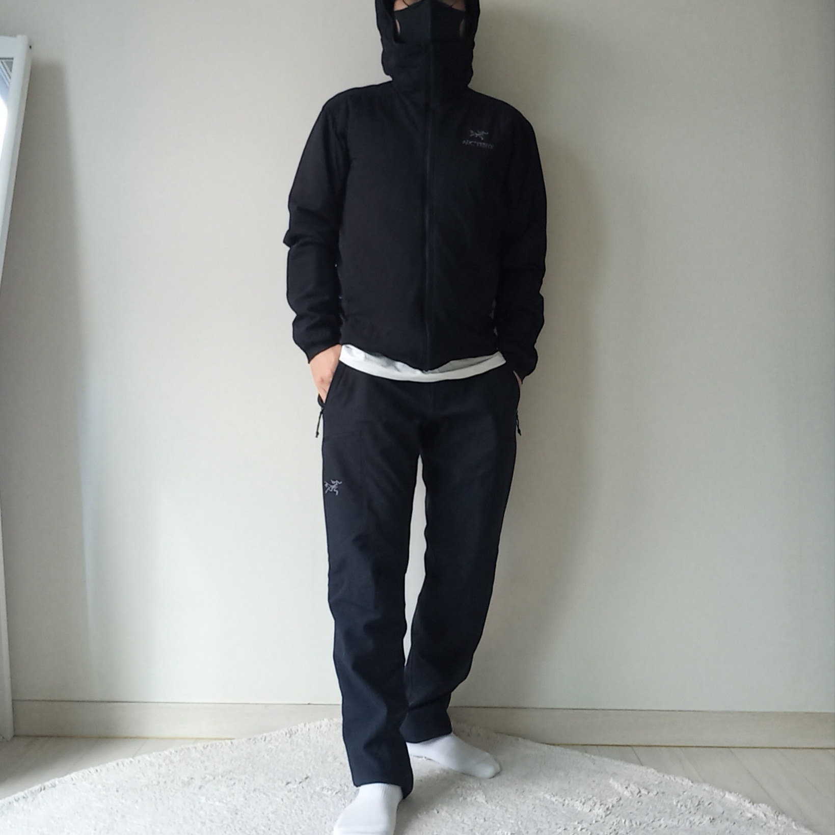 Arc'teryx Gore 5 Panel Cap Black, Arc'teryx Atom Hoody Black 착용 스타일 - 9