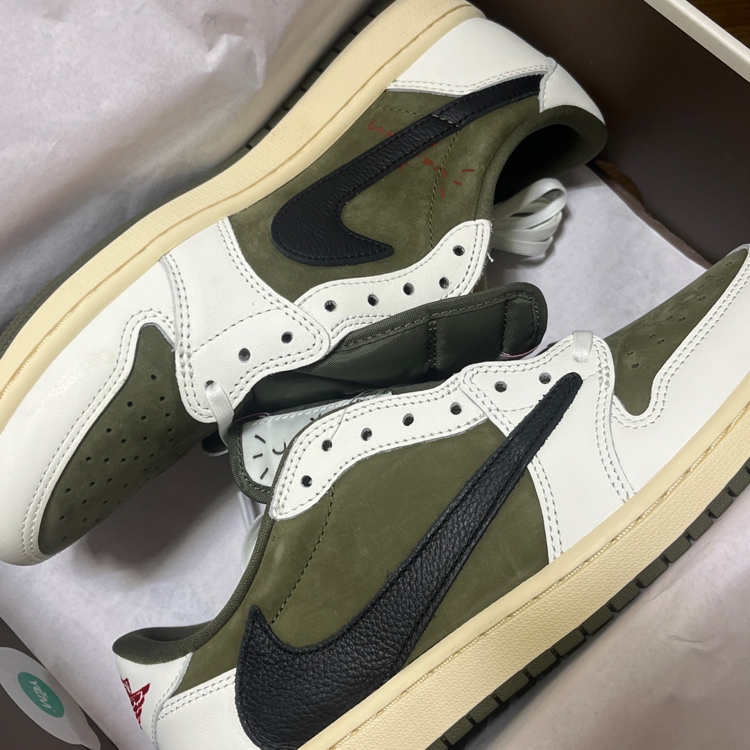Jordan 1 x Travis Scott Retro Low OG SP Reverse Olive 착용 스타일 - 2