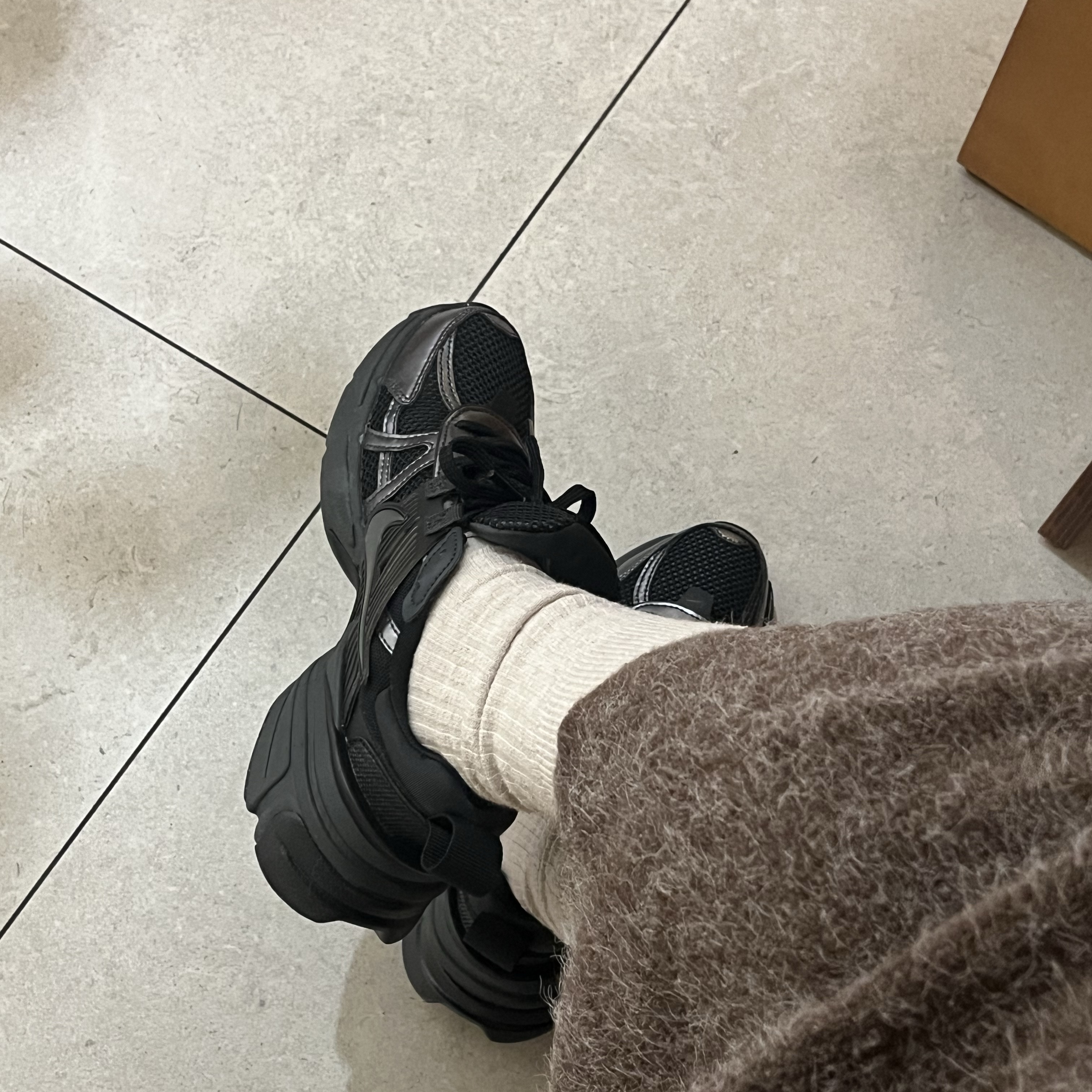 Nike V2K Run Black Anthracite 착용 스타일
