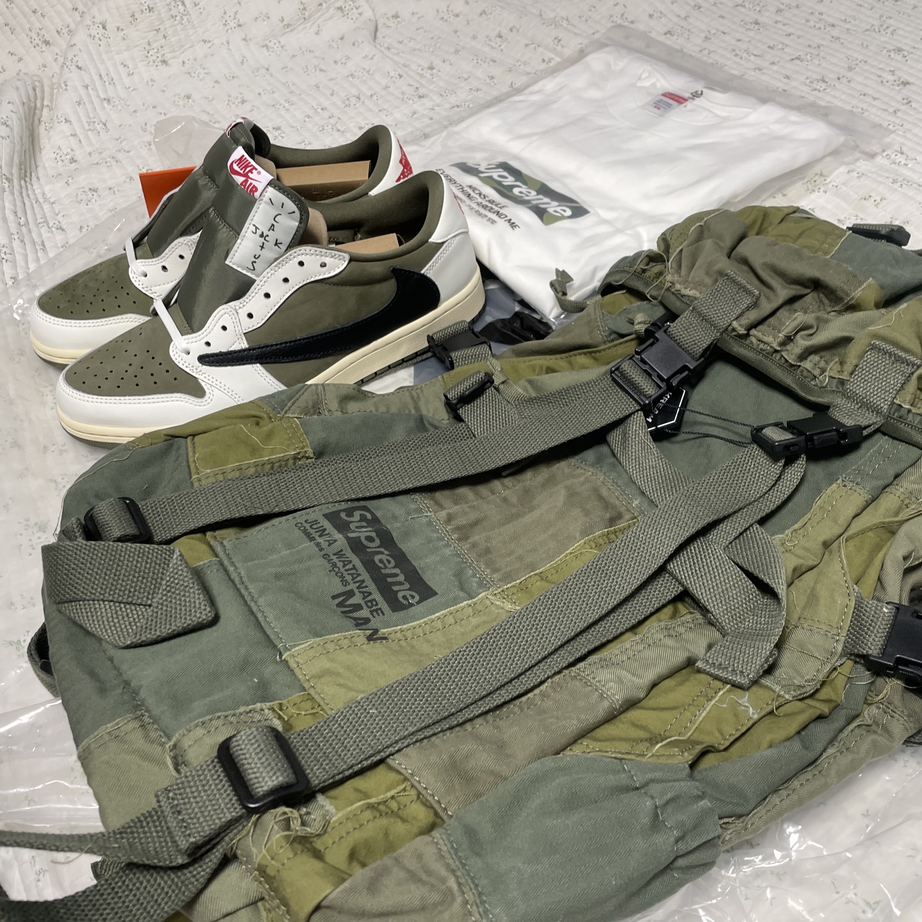 Supreme x Comme des Garcons Junya Watanabe Man Patchwork Backpack Olive - 21FW, Jordan 1 x Travis Scott Retro Low OG SP Reverse Olive 착용 스타일