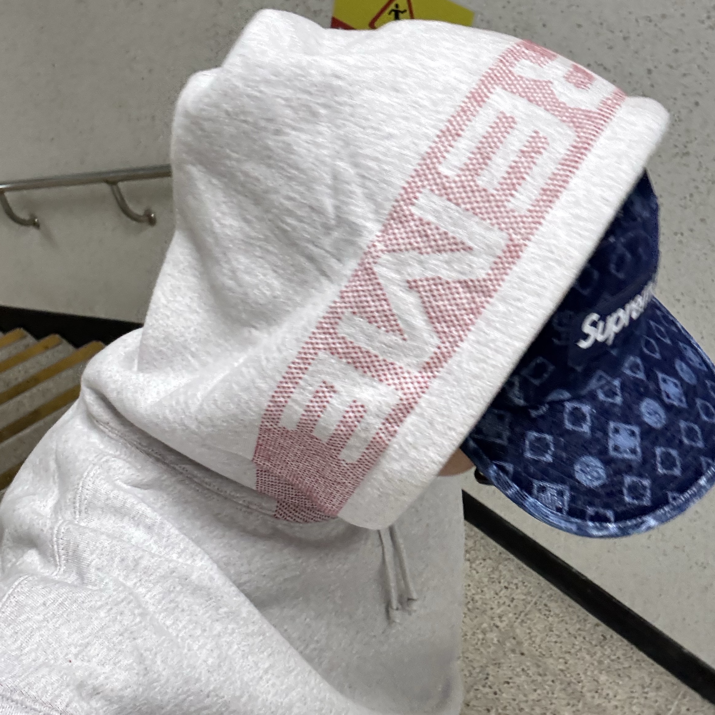 Supreme Jacquard Stripe Hooded Sweatshirt Ash Grey - 24SS, Supreme Flocked Denim Camp Cap Blue - 24FW 착용 스타일 - 1