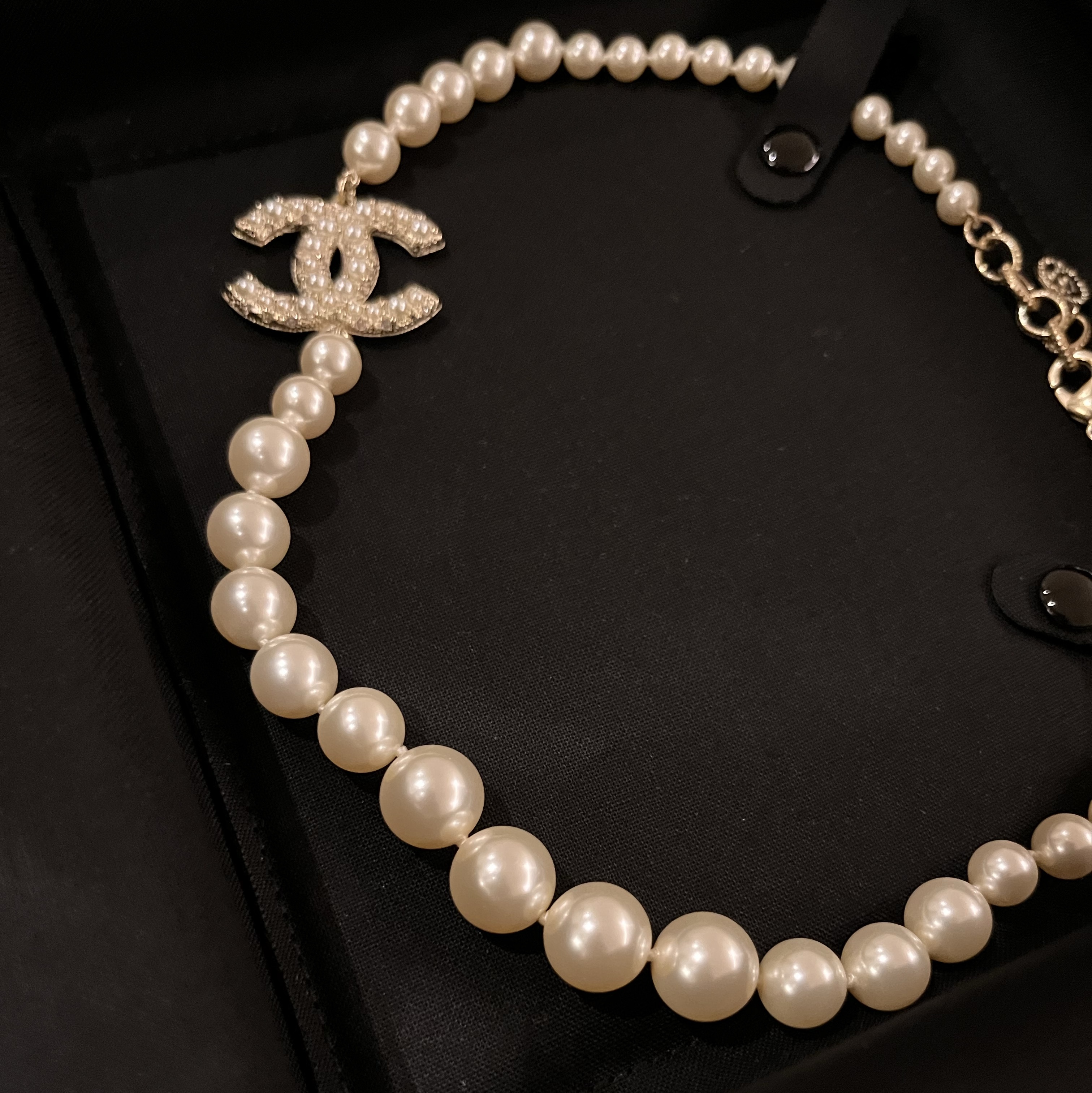 (W) Chanel Necklace Metal Glass Pearls Resin & Gold Pearly White Crystal 착용 스타일 - 1