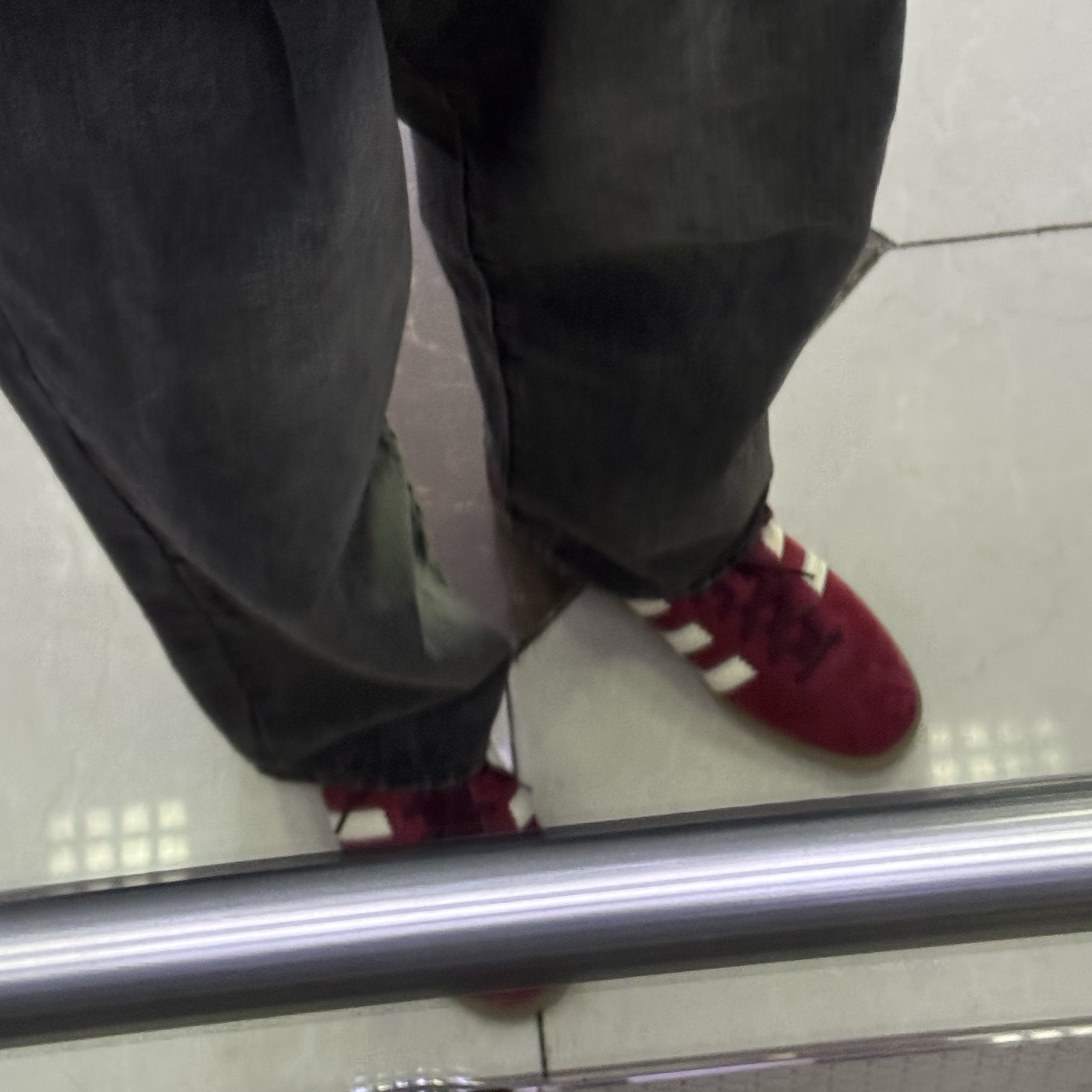 Adidas Bermuda College Burgundy 착용 스타일