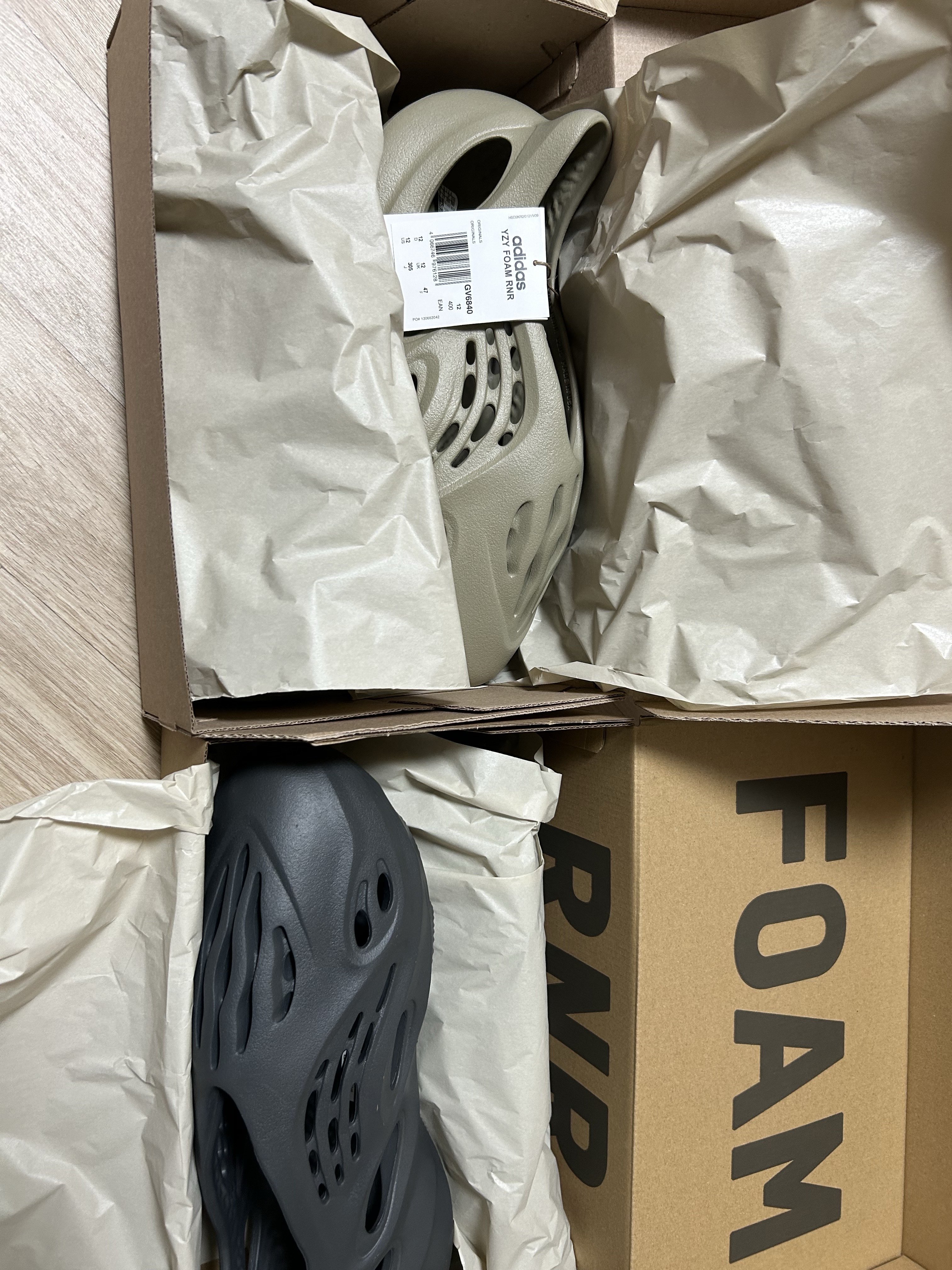 Adidas Yeezy Foam RNNR Stone Salt 착용 스타일