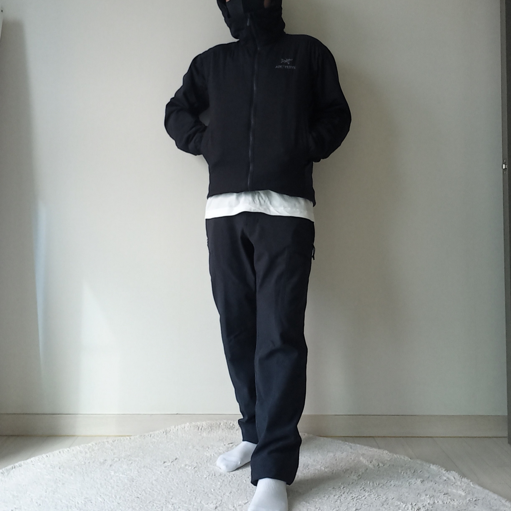 Arc'teryx Gore 5 Panel Cap Black, Arc'teryx Atom Hoody Black 착용 스타일 - 7
