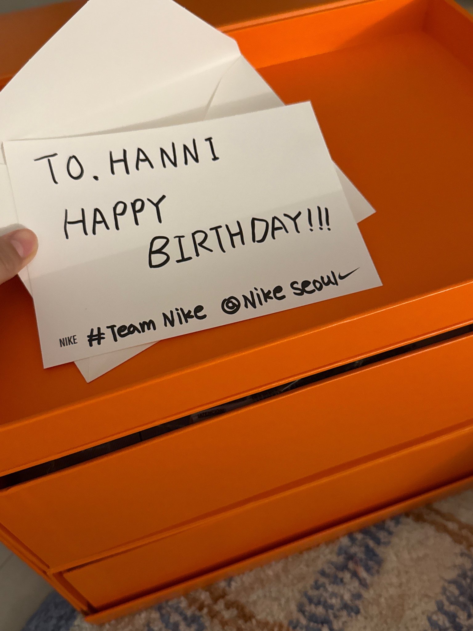 NewJeans Hoodie Black, Jordan 1 x Travis Scott Retro Low OG SP Reverse Olive 착용 스타일 - 5