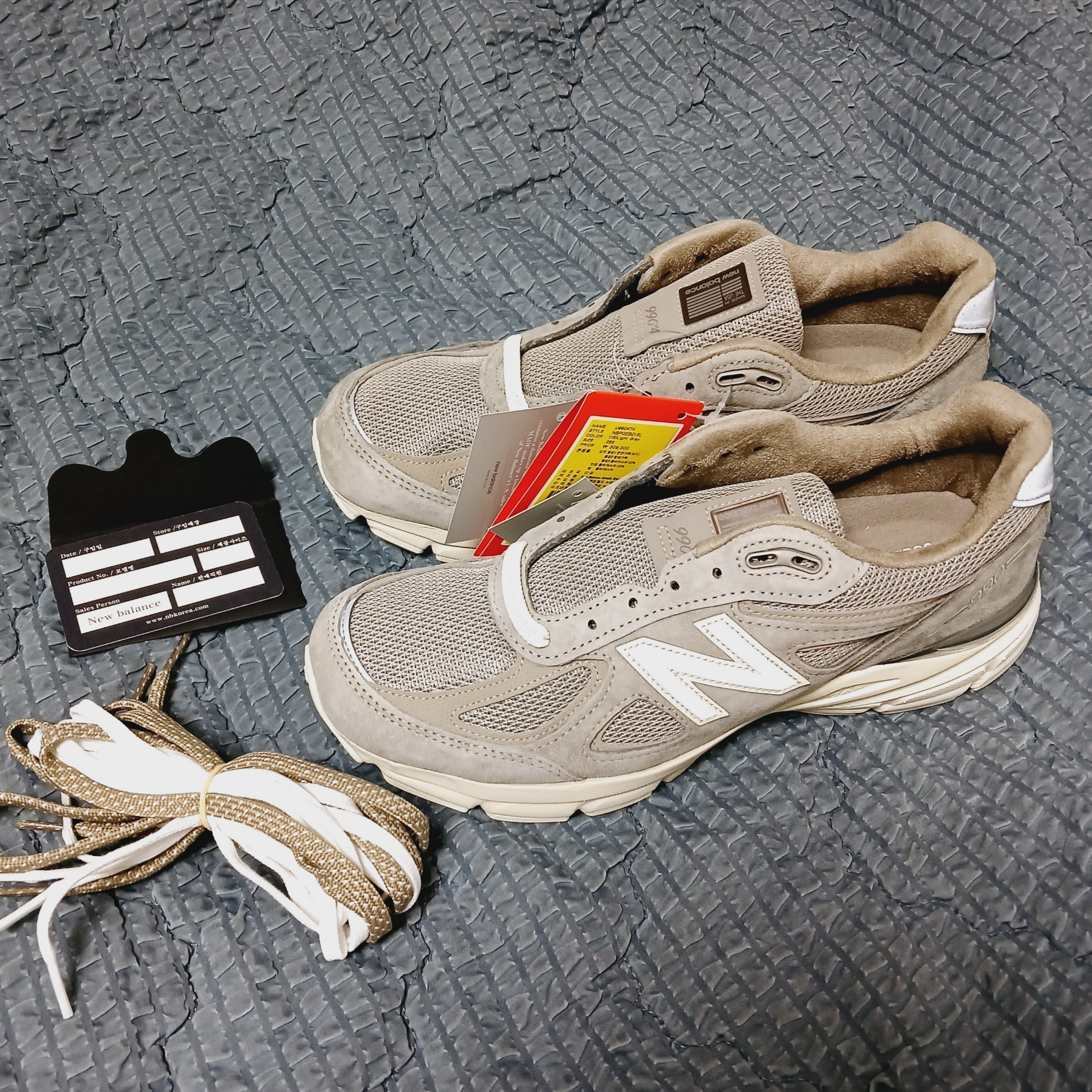 New Balance x Kith 101 990v4 Made in USA Moonrock 착용 스타일 - 1