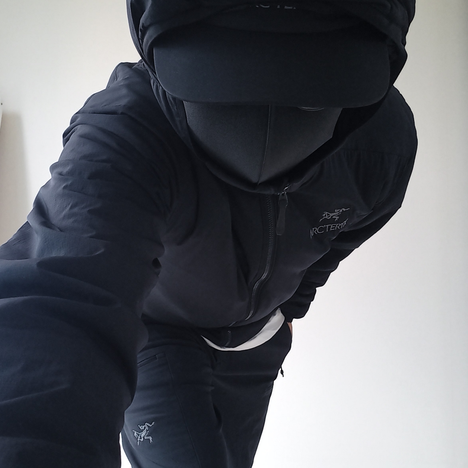 Arc'teryx Gore 5 Panel Cap Black, Arc'teryx Atom Hoody Black 착용 스타일 - 2
