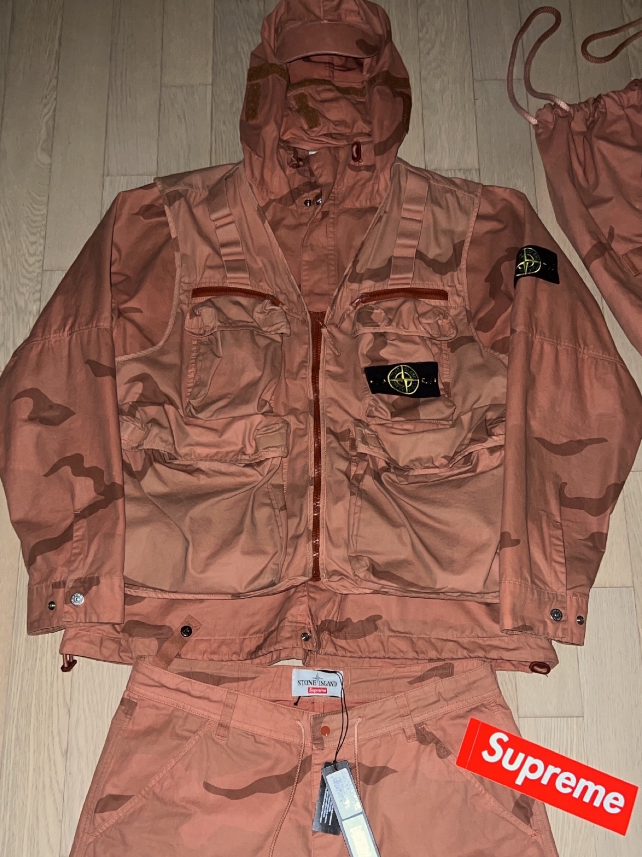 Supreme x Stone Island Riot Mask Camo Jacket Coral - 19SS, Supreme x Stone Island Camo Cargo Vest Coral Camo - 19SS 착용 스타일 - 1