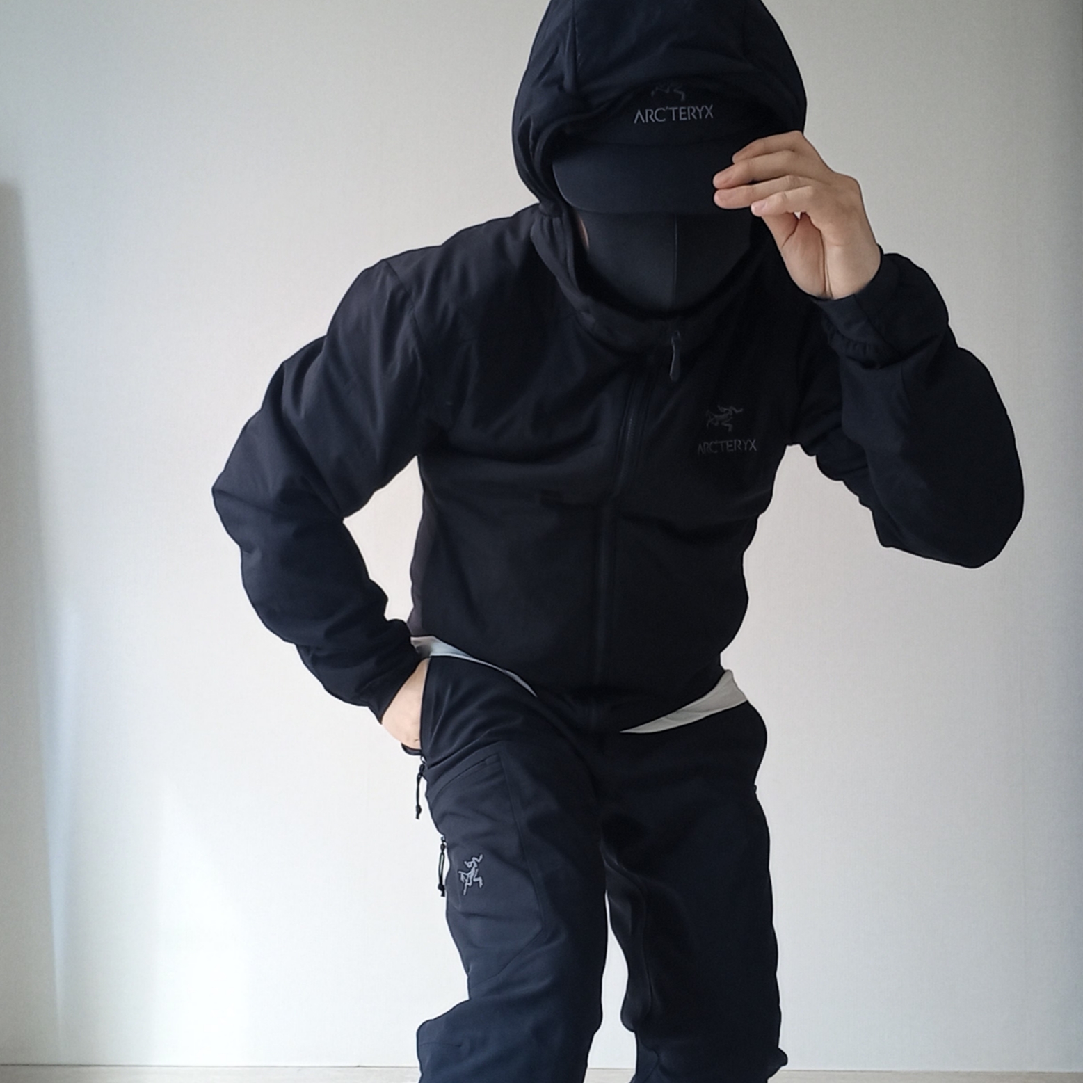 Arc'teryx Gore 5 Panel Cap Black, Arc'teryx Atom Hoody Black 착용 스타일 - 1