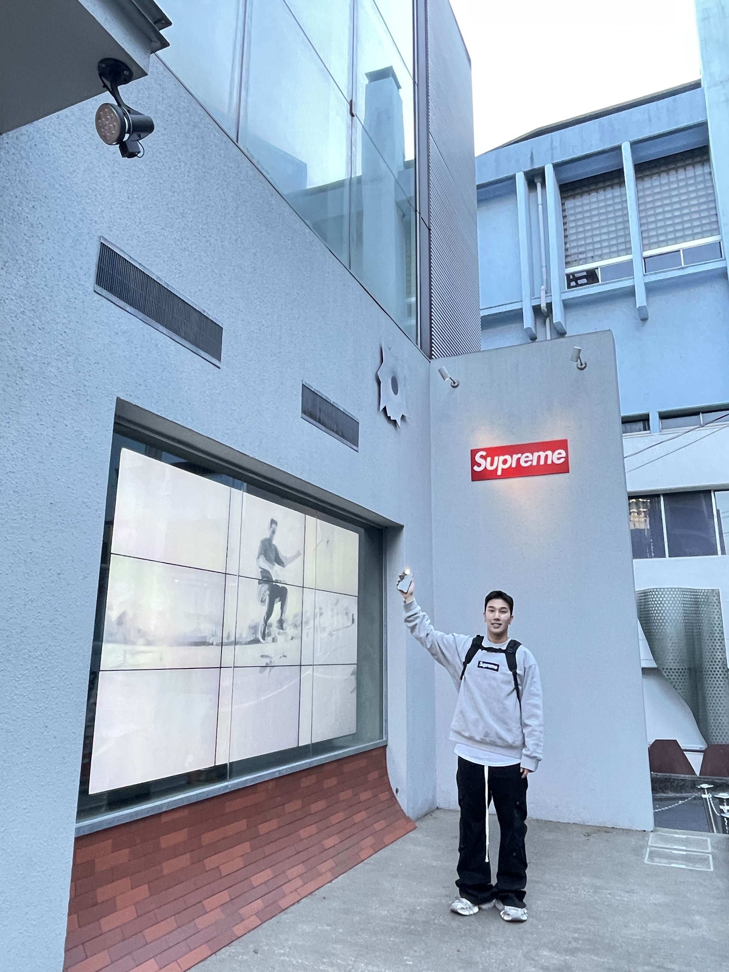 Supreme Box Logo Crewneck Heather Grey - 22FW, Balenciaga 3XL Sneakers Light Beige 착용 스타일 - 2