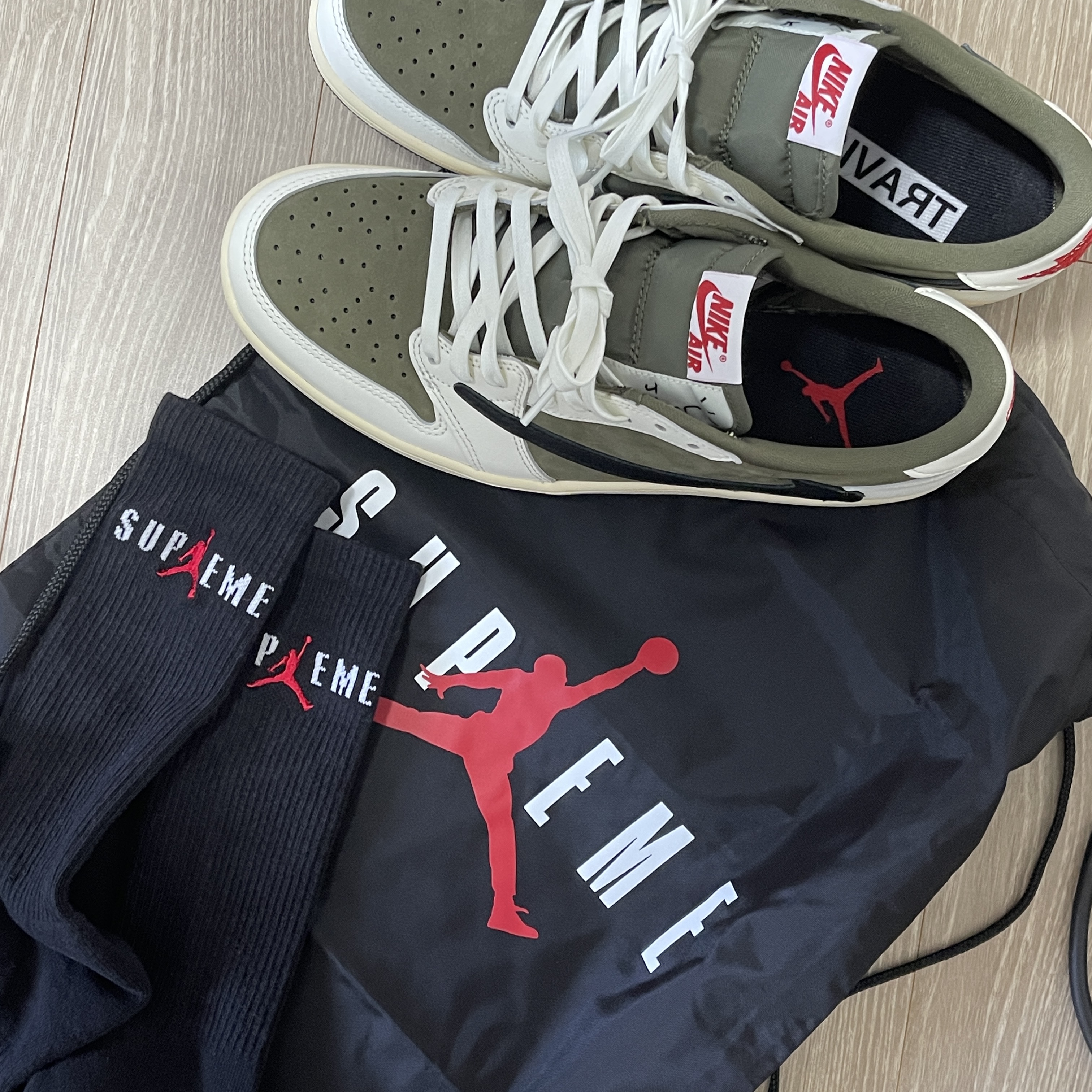 Jordan 1 x Travis Scott Retro Low OG SP Reverse Olive, Supreme x Jordan Drawstring Bag Black - 24FW 착용 스타일