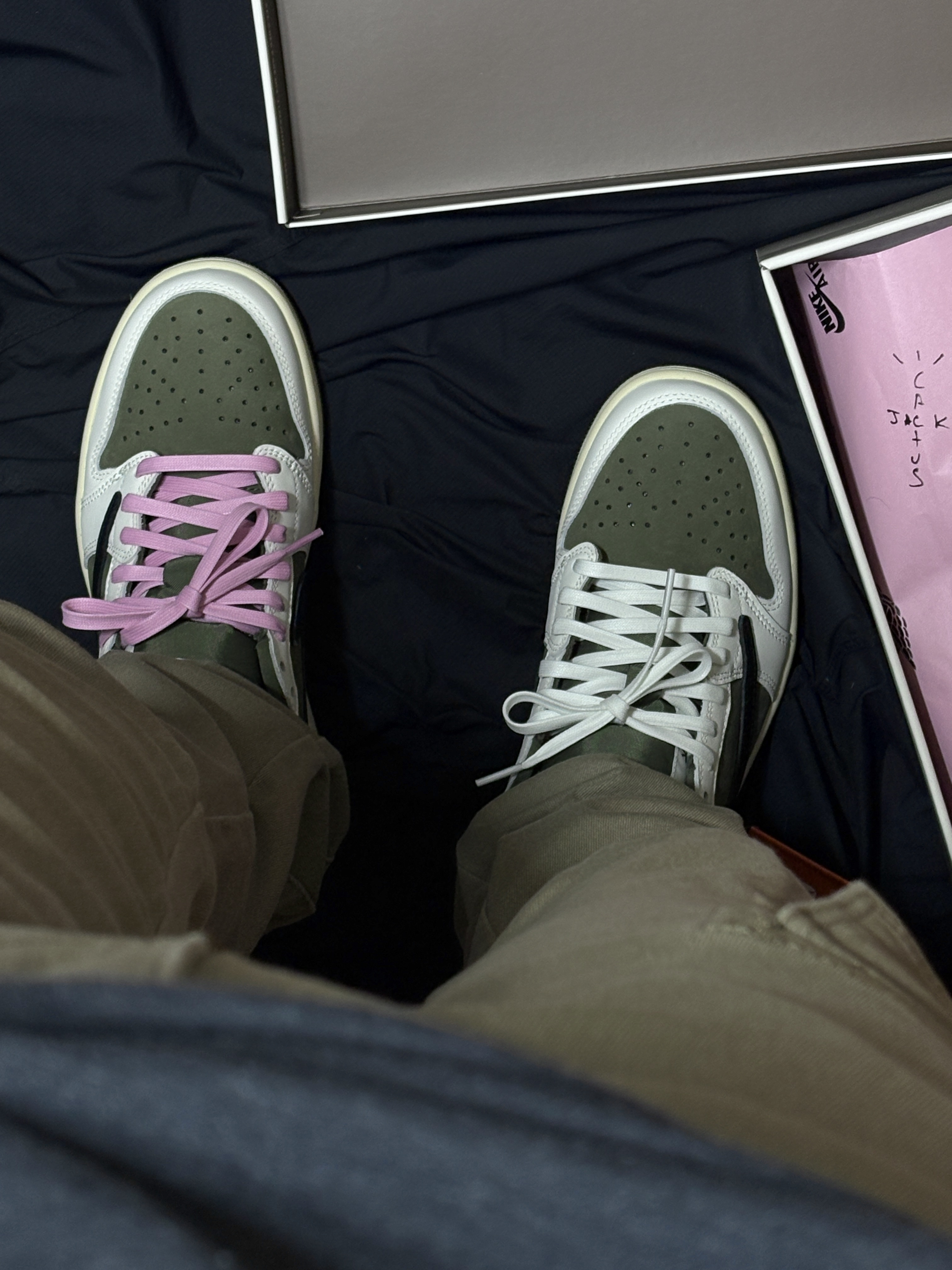 Jordan 1 x Travis Scott Retro Low OG SP Reverse Olive 착용 스타일 - 2
