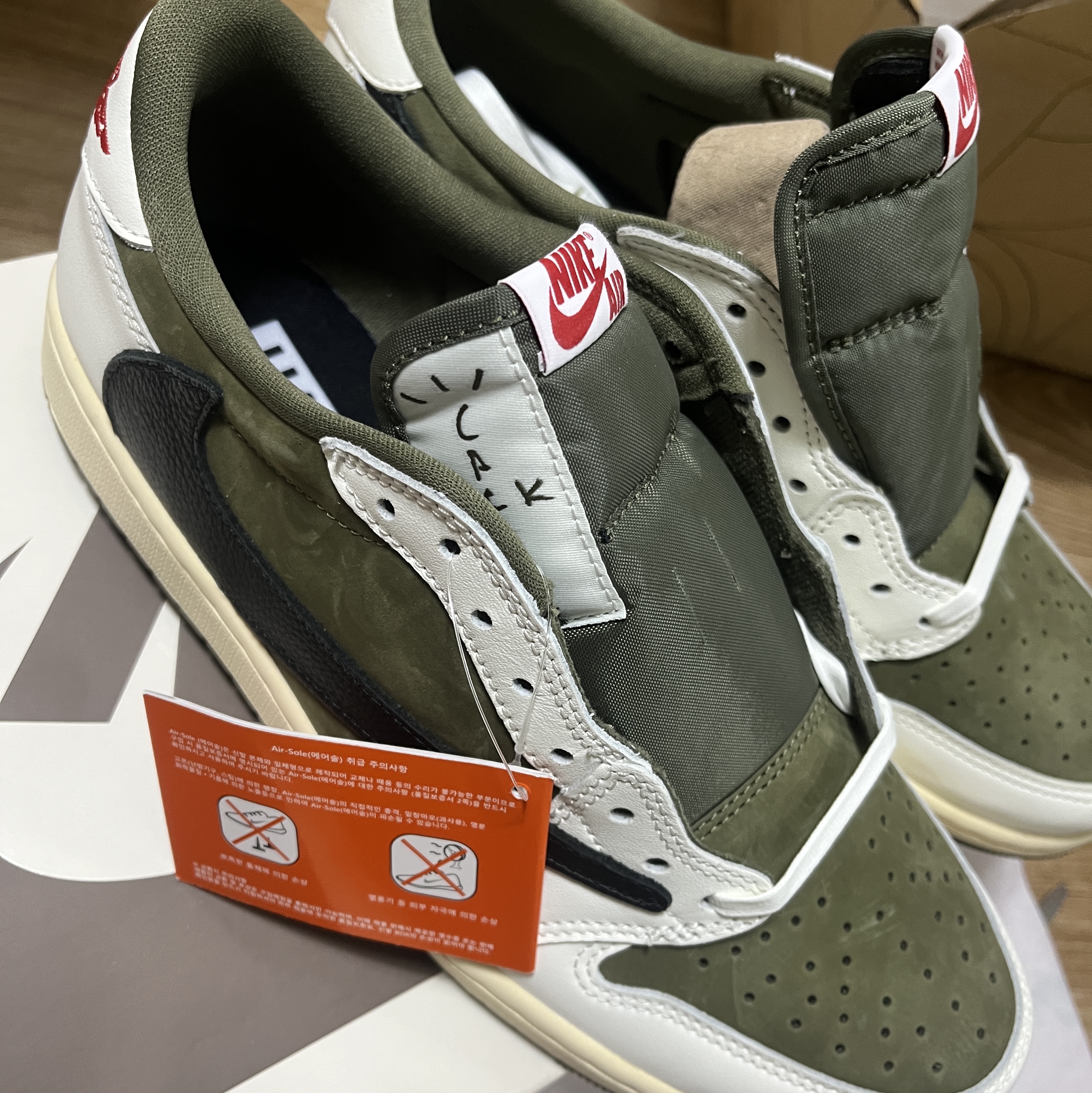 Jordan 1 x Travis Scott Retro Low OG SP Reverse Olive 착용 스타일 - 1