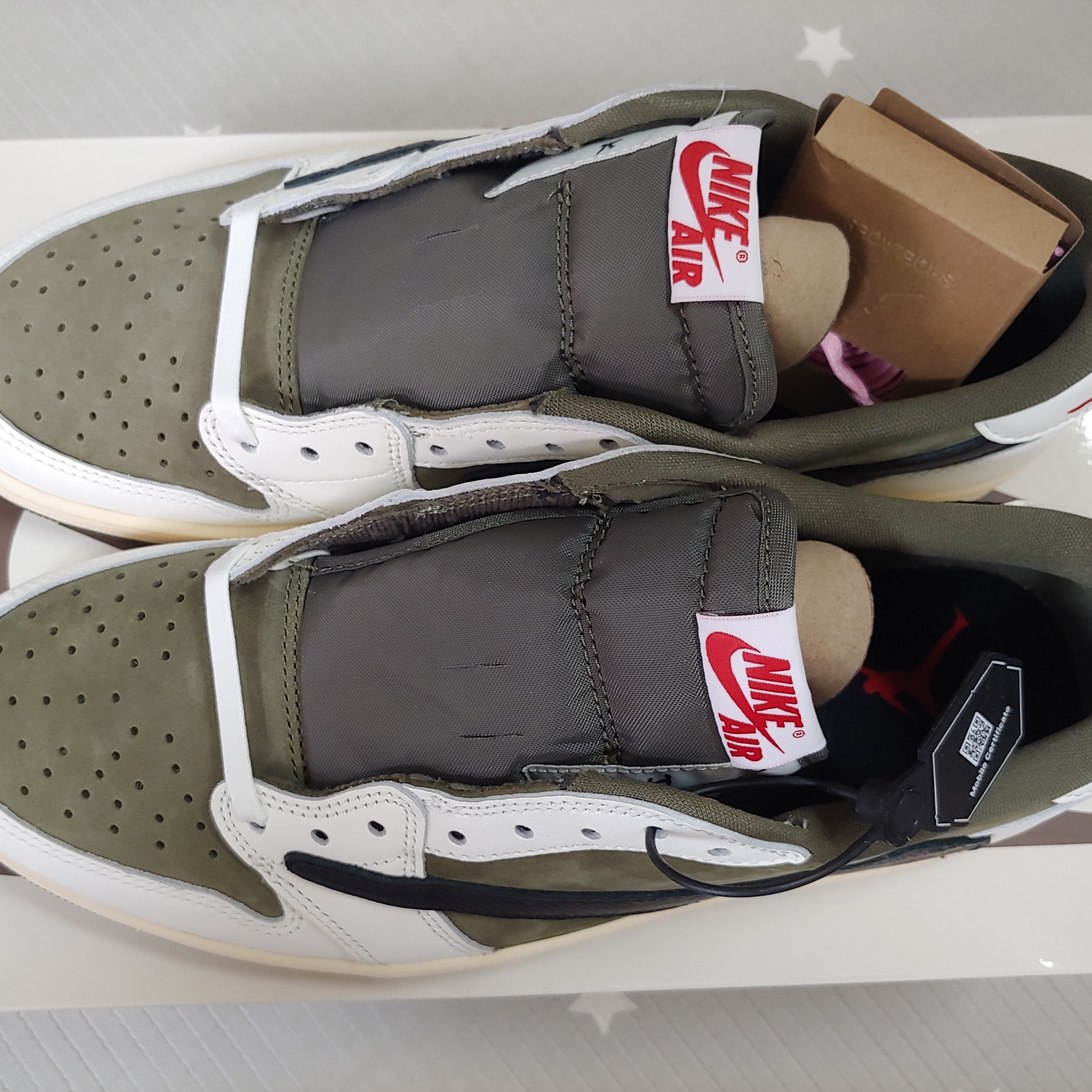 Jordan 1 x Travis Scott Retro Low OG SP Reverse Olive 착용 스타일 - 2