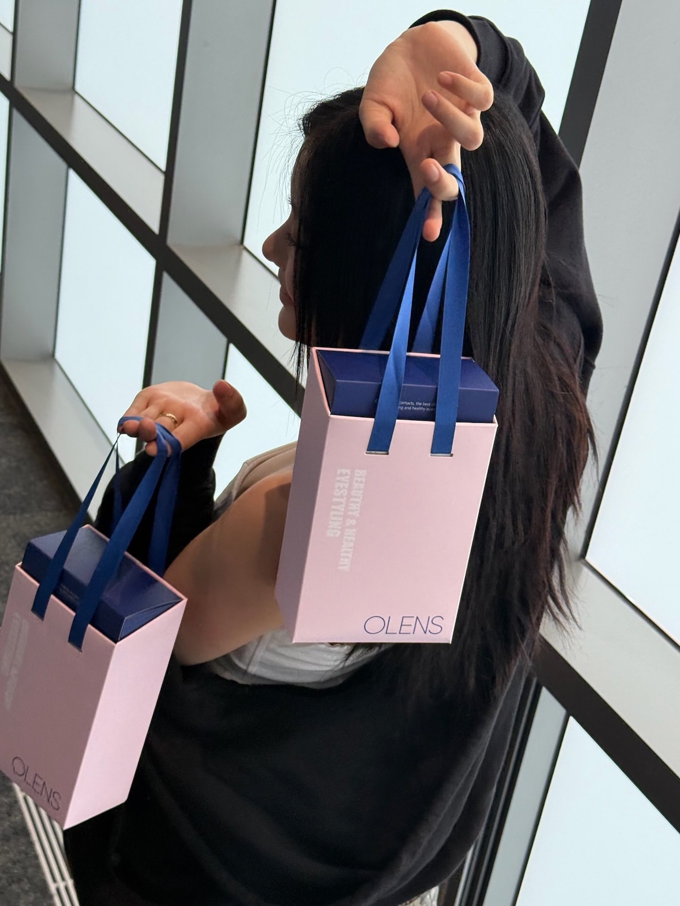 NewJeans Hoodie Black, Jordan 1 x Travis Scott Retro Low OG SP Reverse Olive 착용 스타일 - 4