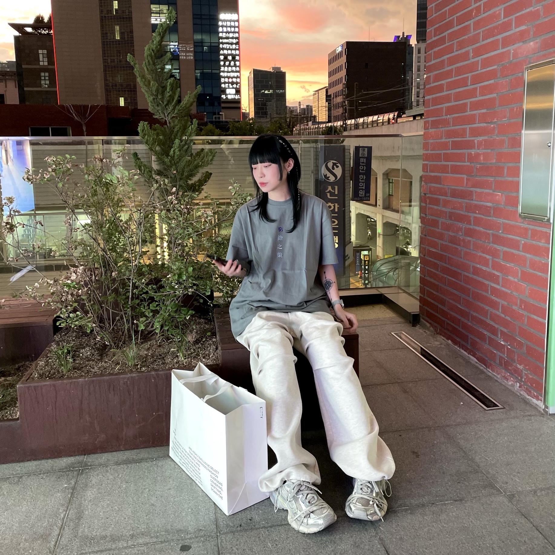 Balenciaga 3XL Sneakers Light Beige 착용 스타일 - 1
