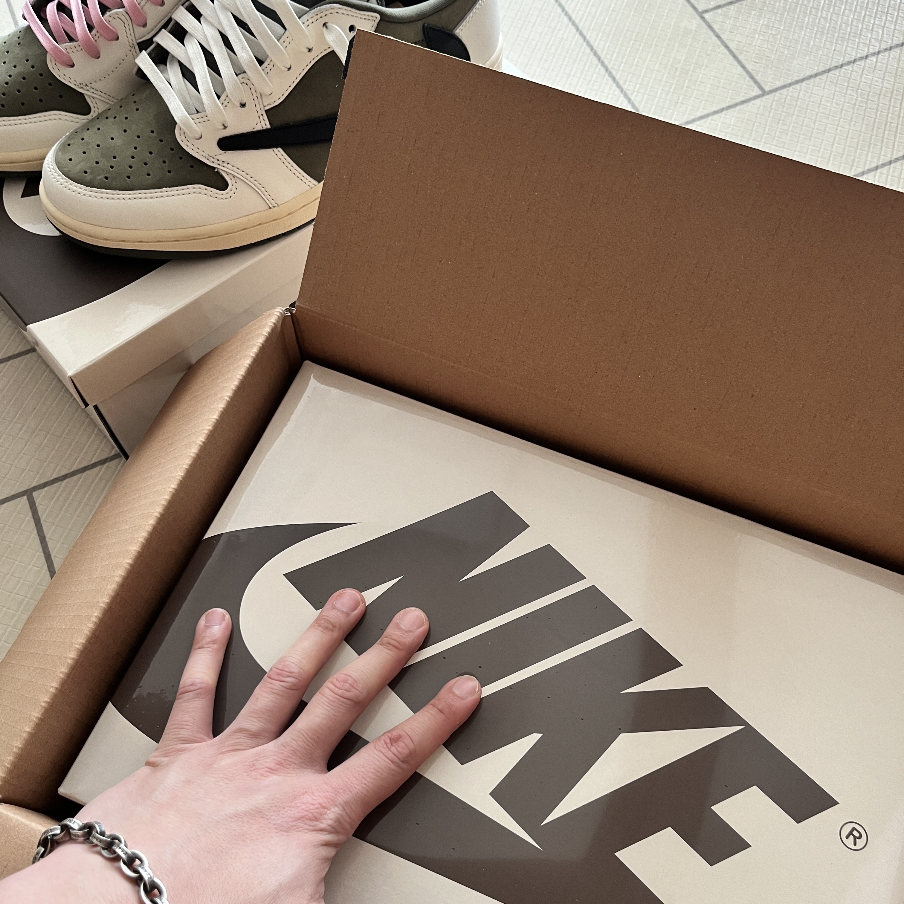 Jordan 1 x Travis Scott Retro Low OG SP Reverse Olive 착용 스타일 - 1