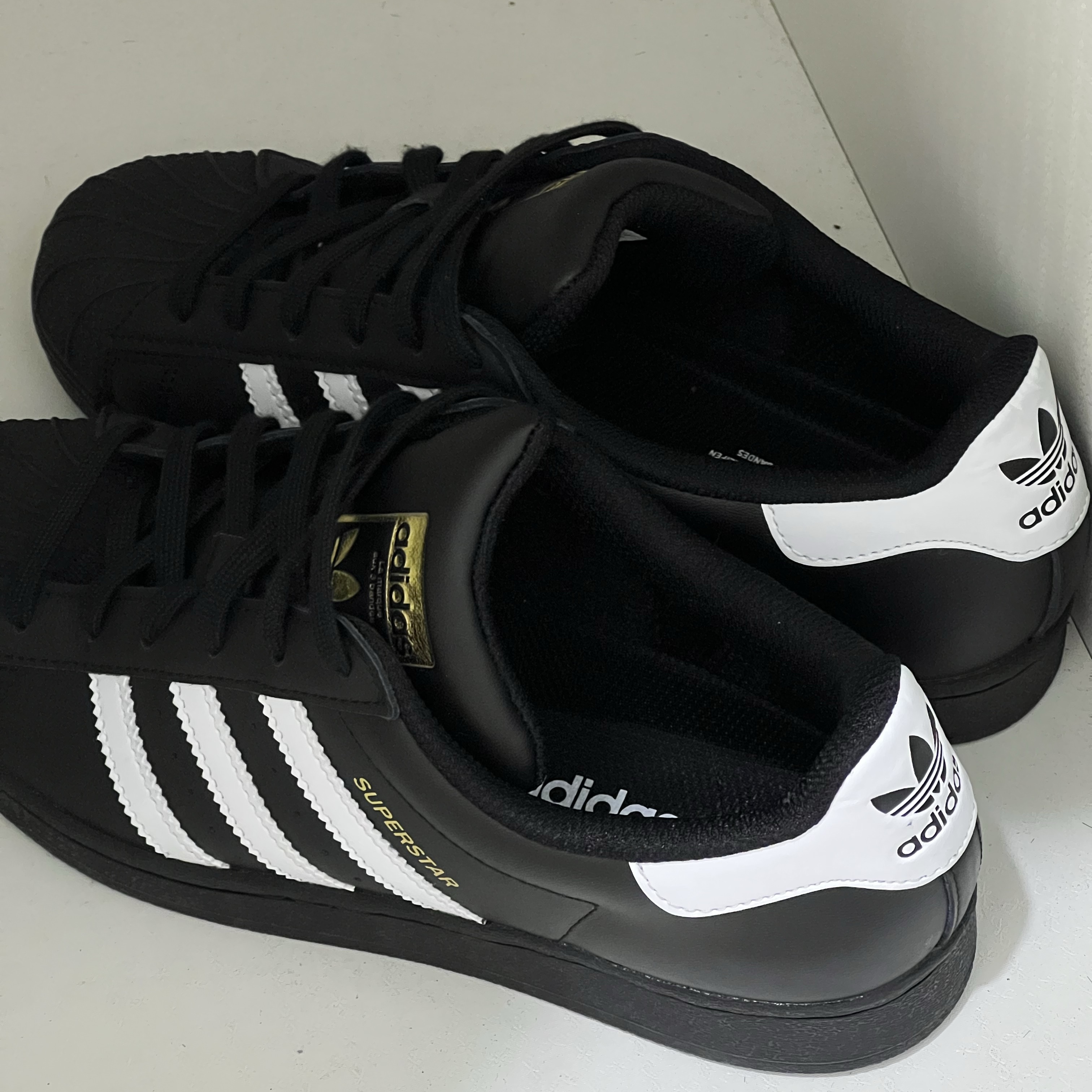 Adidas Superstar Core Black White 착용 스타일