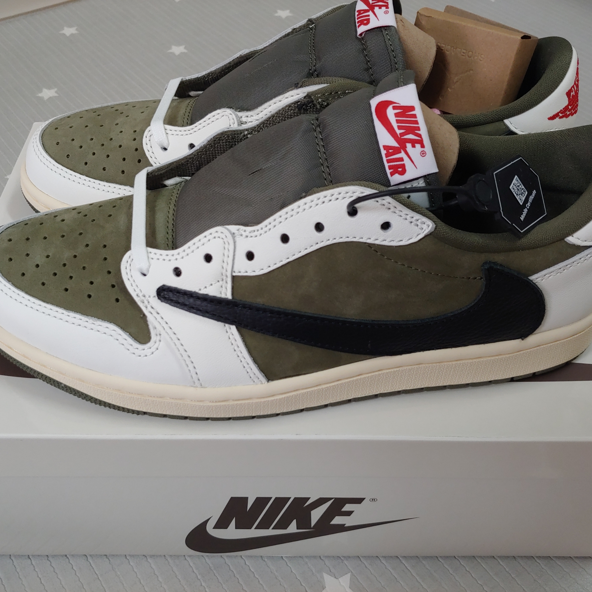 Jordan 1 x Travis Scott Retro Low OG SP Reverse Olive 착용 스타일 - 1