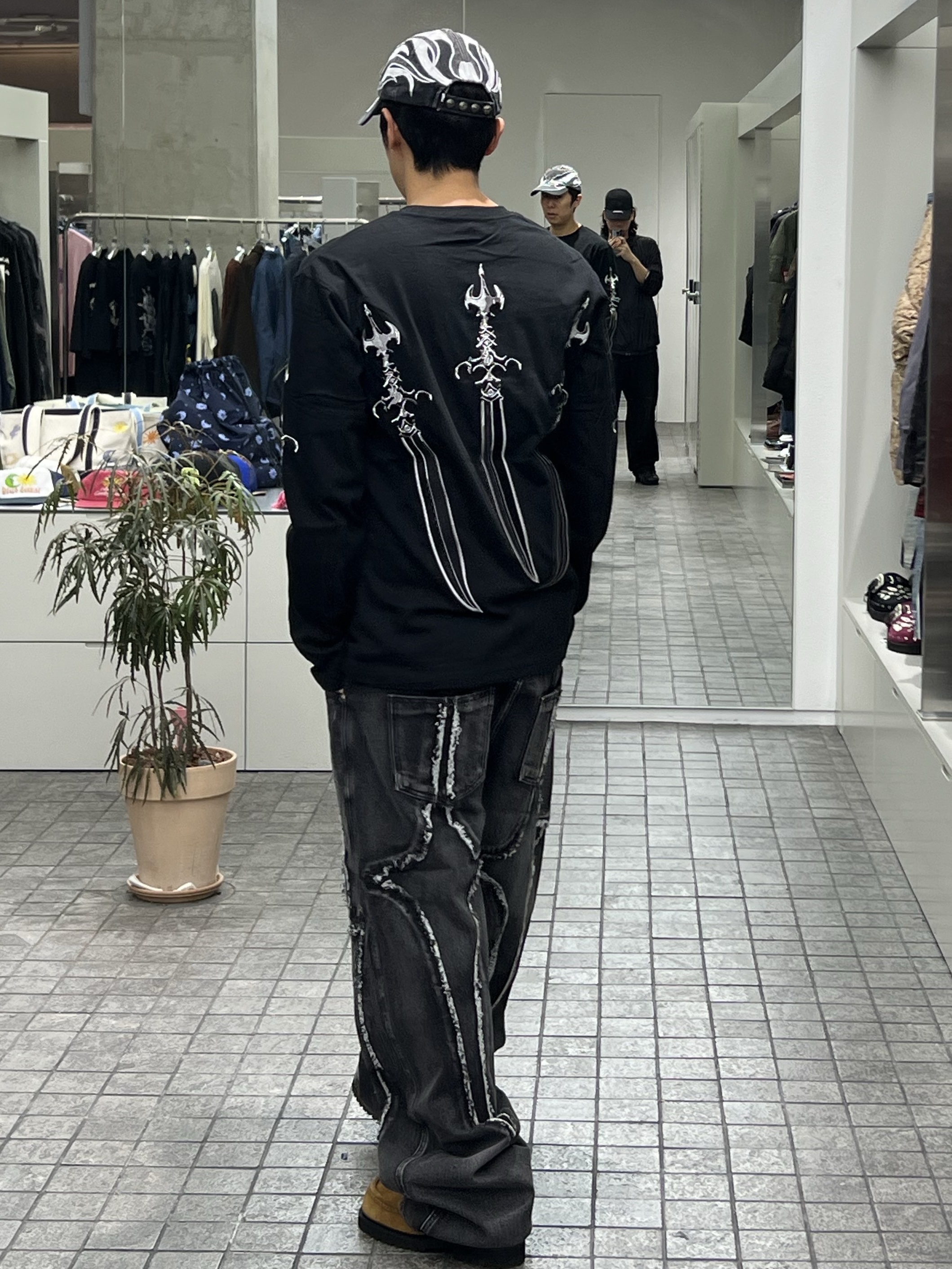 Thug Club Tribal Denim Pants Black - 24FW, Thug Club Chopper Cap Black - 24FW 착용 스타일 - 1