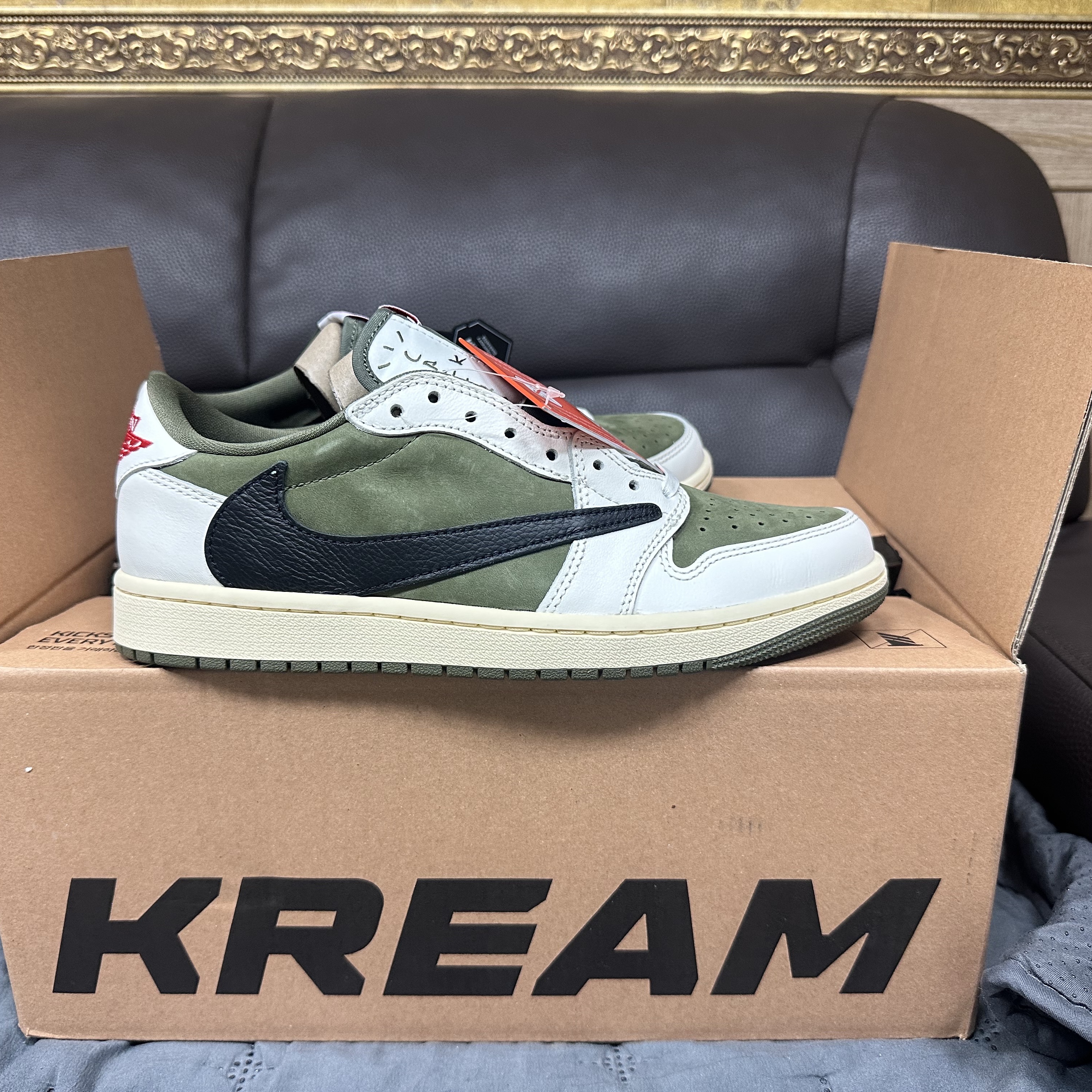 Jordan 1 x Travis Scott Retro Low OG SP Reverse Olive 착용 스타일 - 2