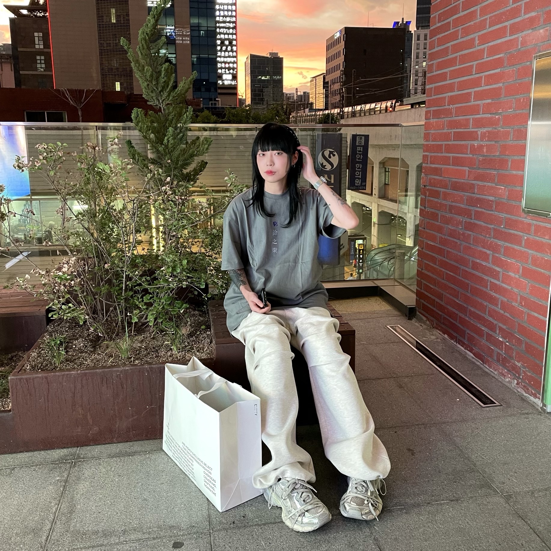 Balenciaga 3XL Sneakers Light Beige 착용 스타일 - 2