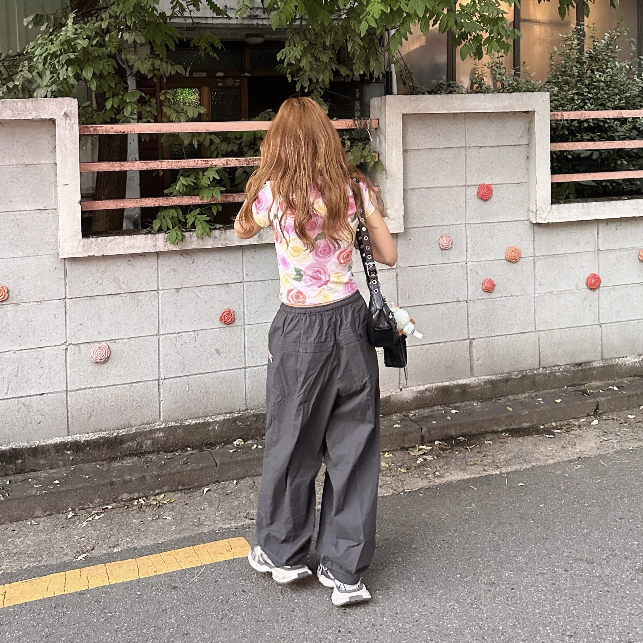 Open Yy x Hello Kitty Baby T-Shirt Pink, Balenciaga Arena Lambskin Le Cagole XS Shoulder Bag Black 착용 스타일 - 4