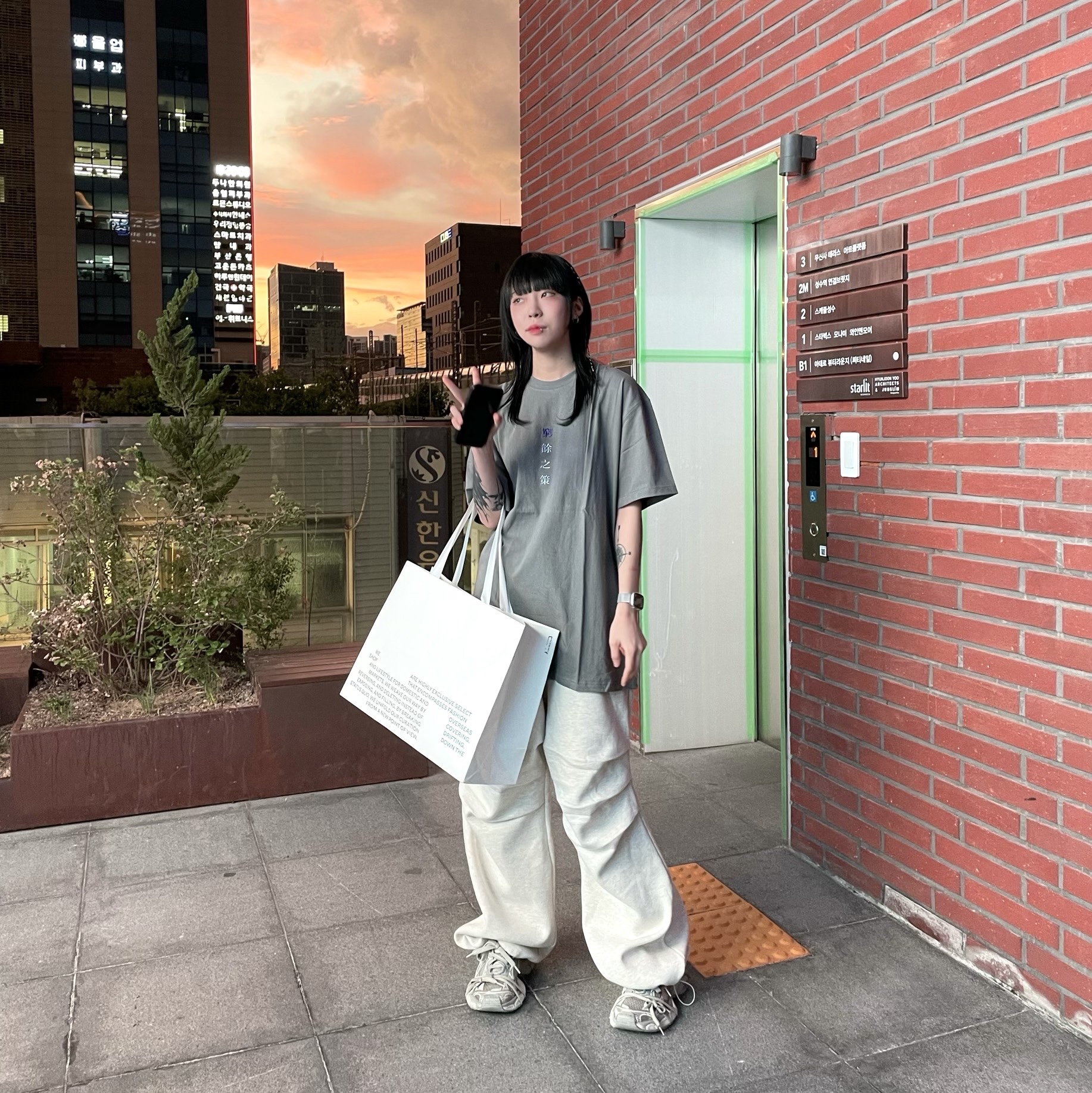 Balenciaga 3XL Sneakers Light Beige 착용 스타일 - 3