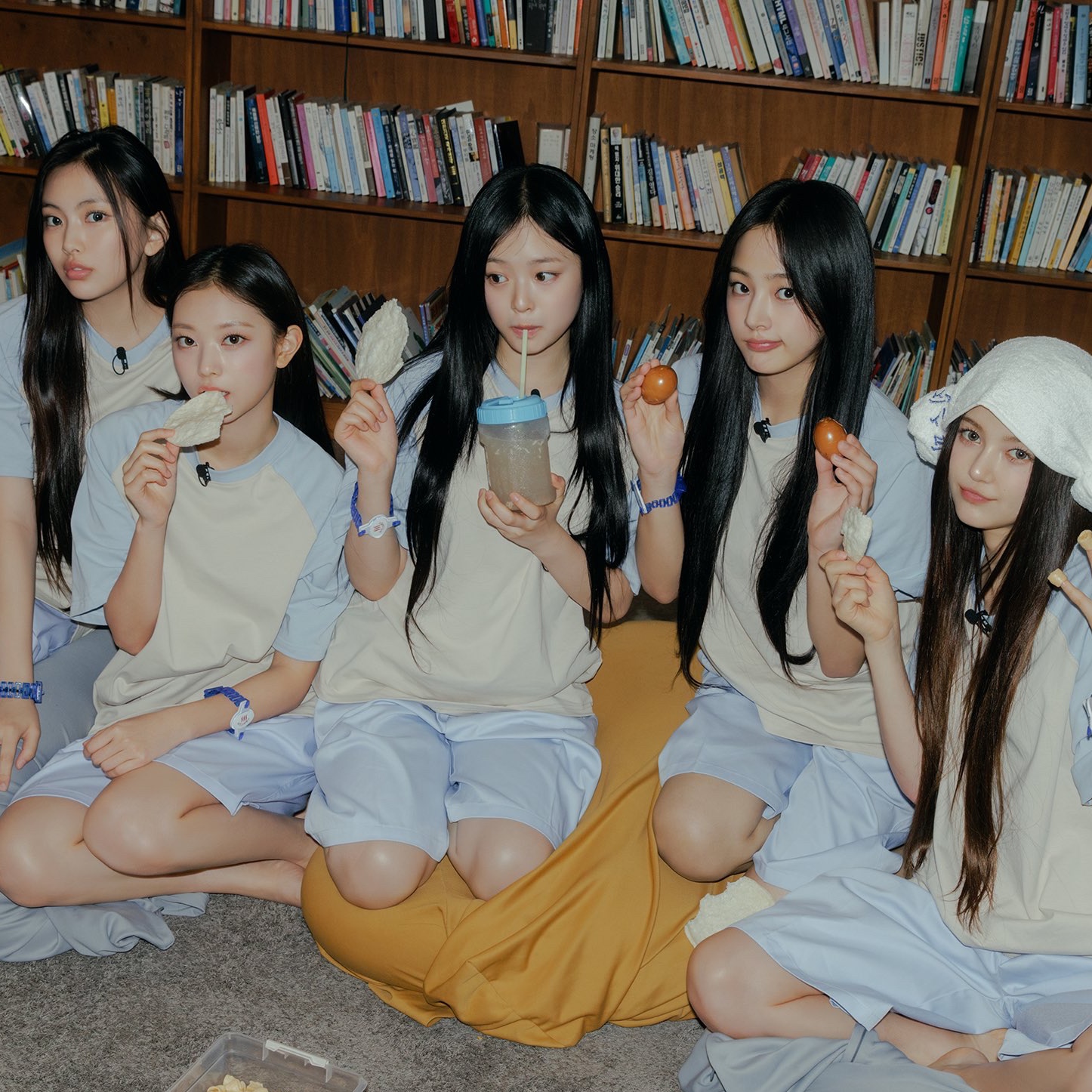 NewJeans Bunini Doll Keyring Blue Multi 착용 스타일 - 9