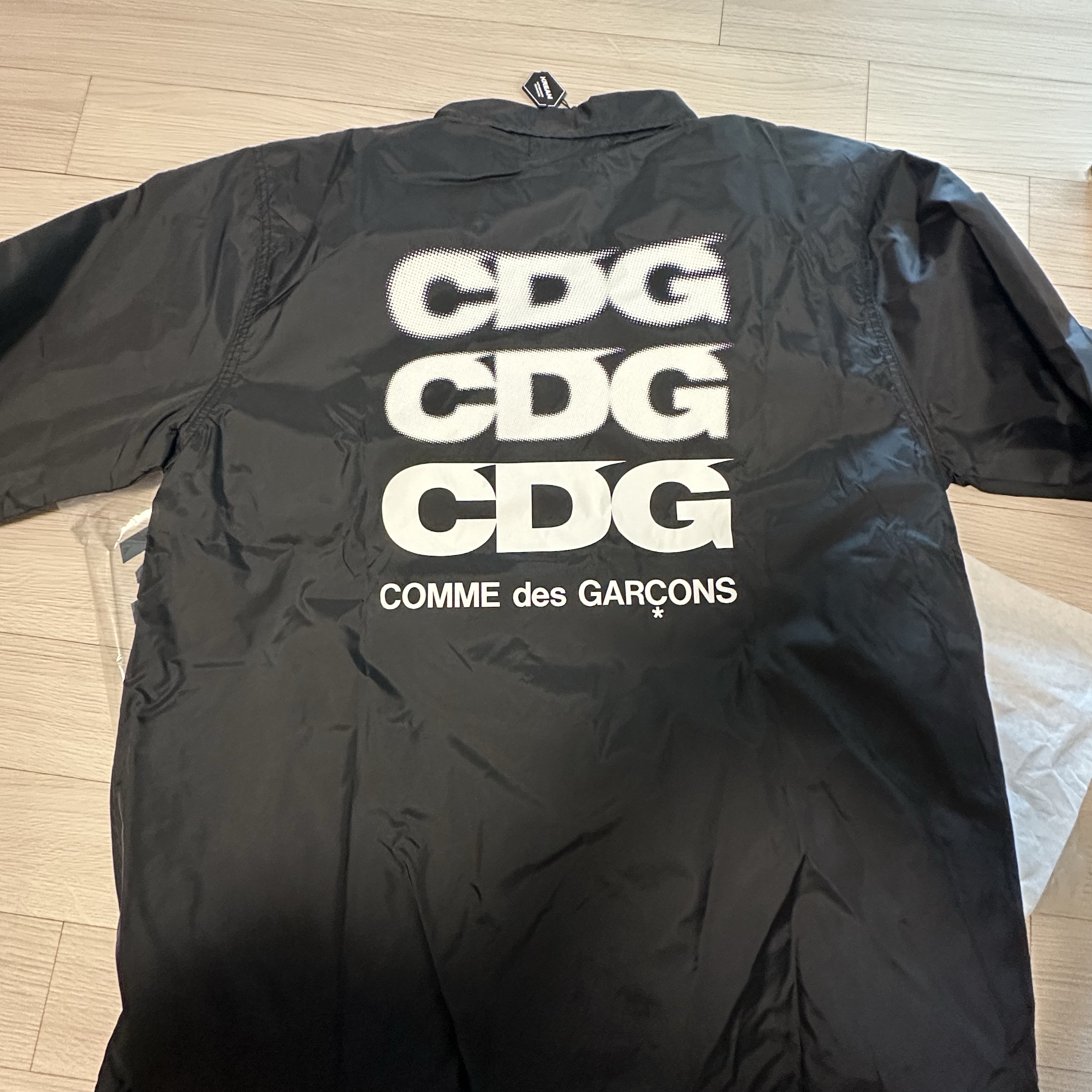 CDG Logo Coach Jacket Black 착용 스타일 - 1