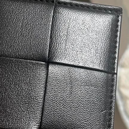 Bottega Veneta Credit Card Case Lambskin & Calfskin Black 착용 스타일 - 2