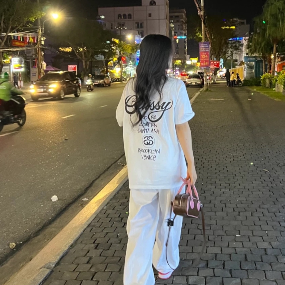 Stussy World Tour T-Shirt White 2024,2025 착용 스타일