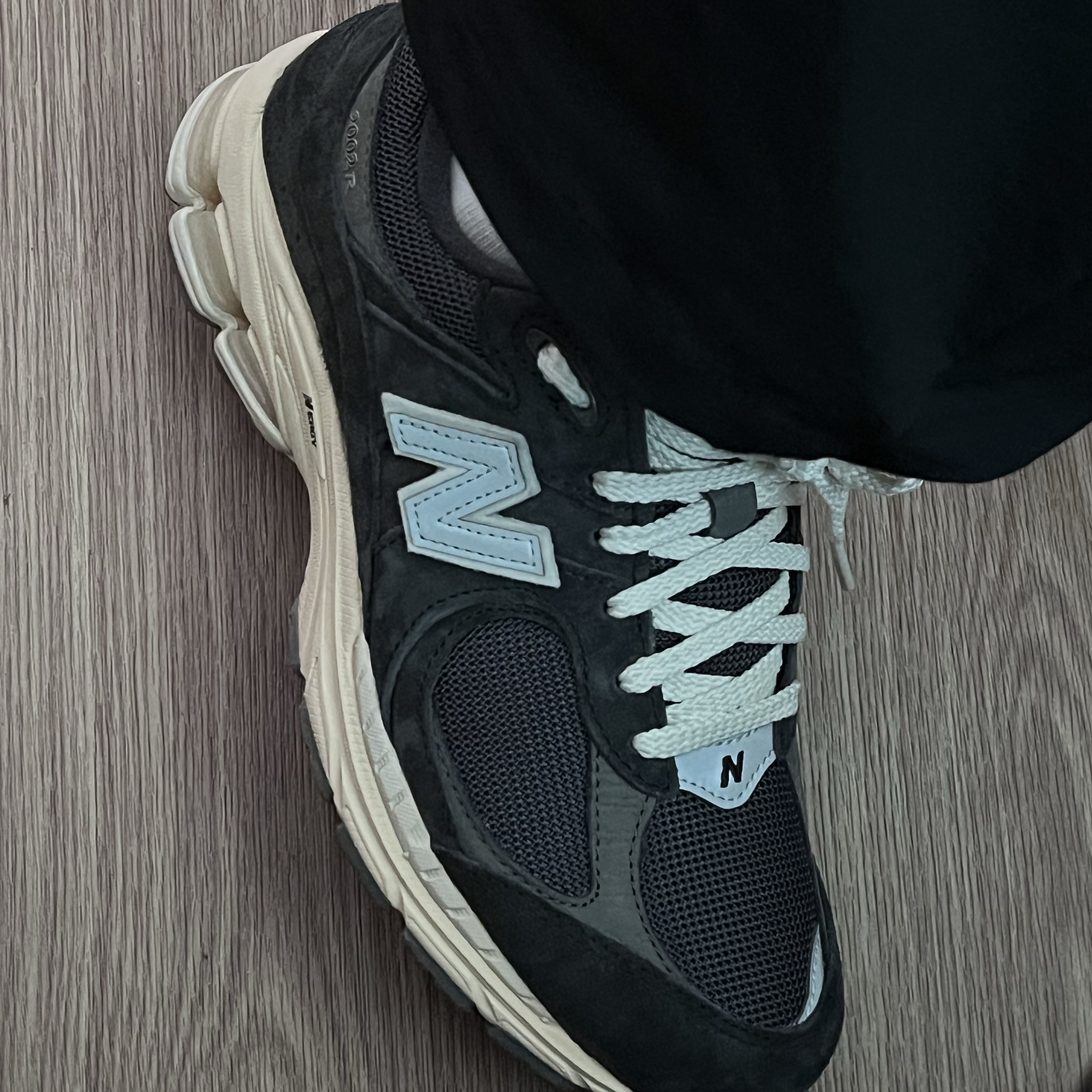 New Balance 2002R Special Vintage Black Grey 착용 스타일