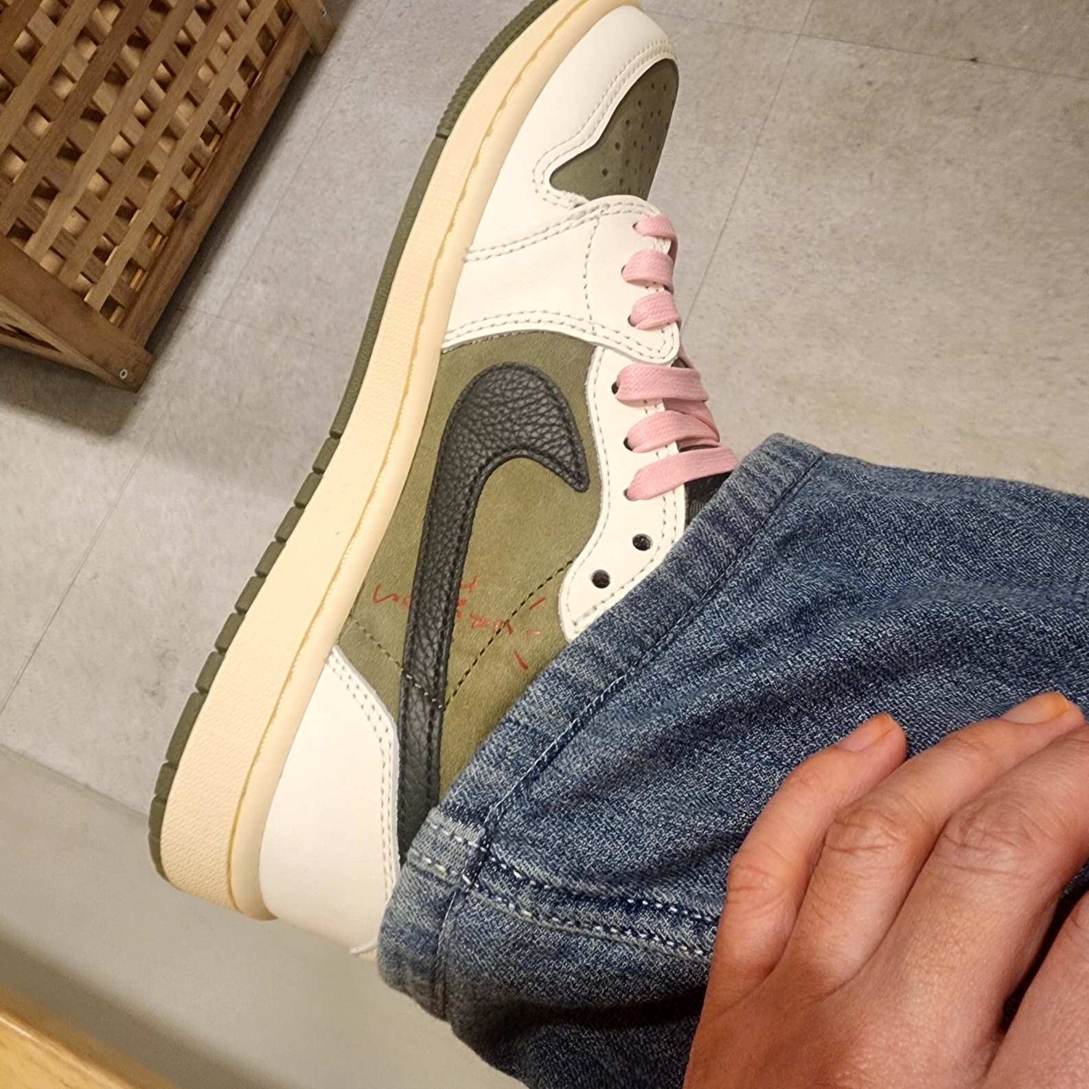 Jordan 1 x Travis Scott Retro Low OG SP Reverse Olive 착용 스타일 - 2