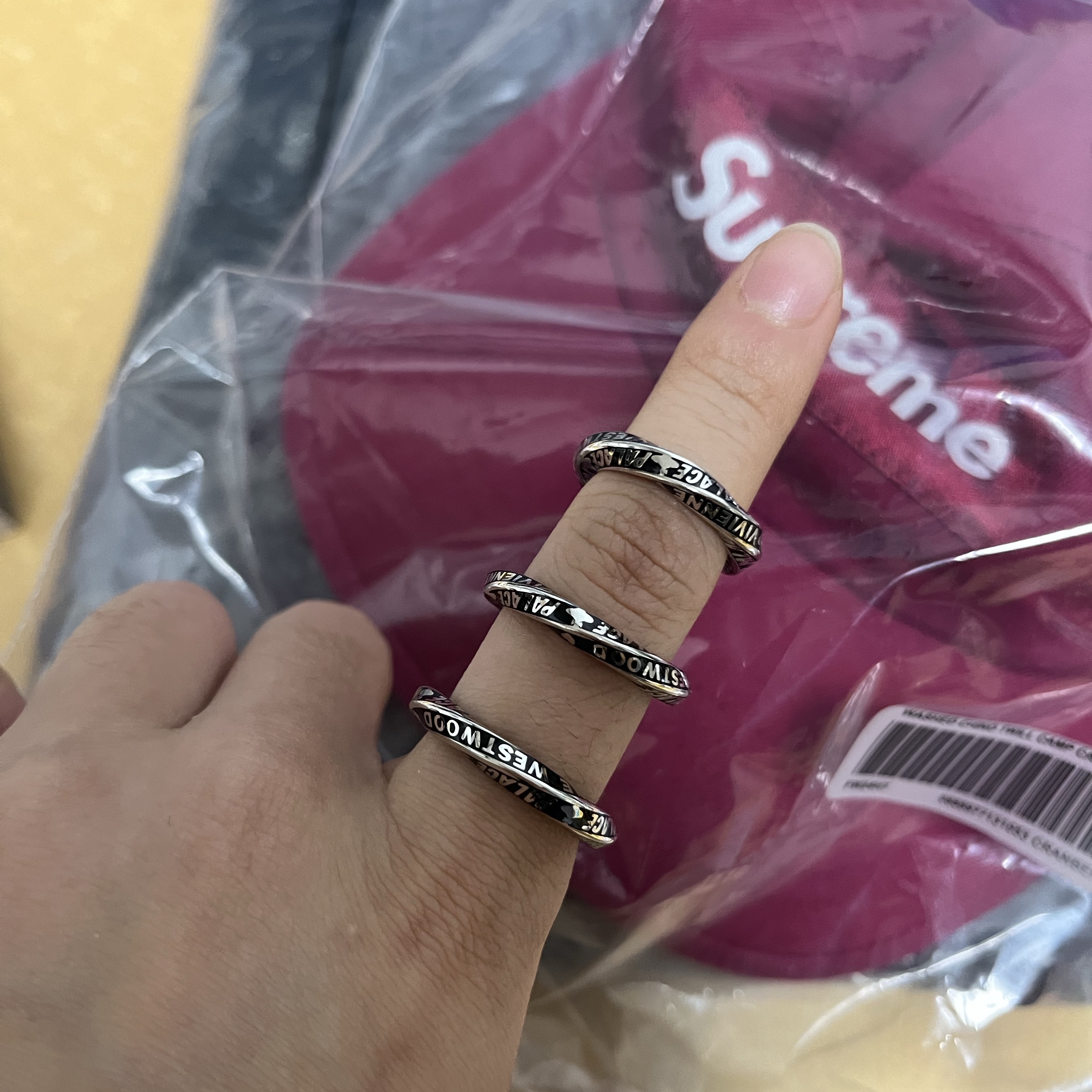 Palace x Vivienne Westwood Small Ring Silver - 24FW 착용 스타일