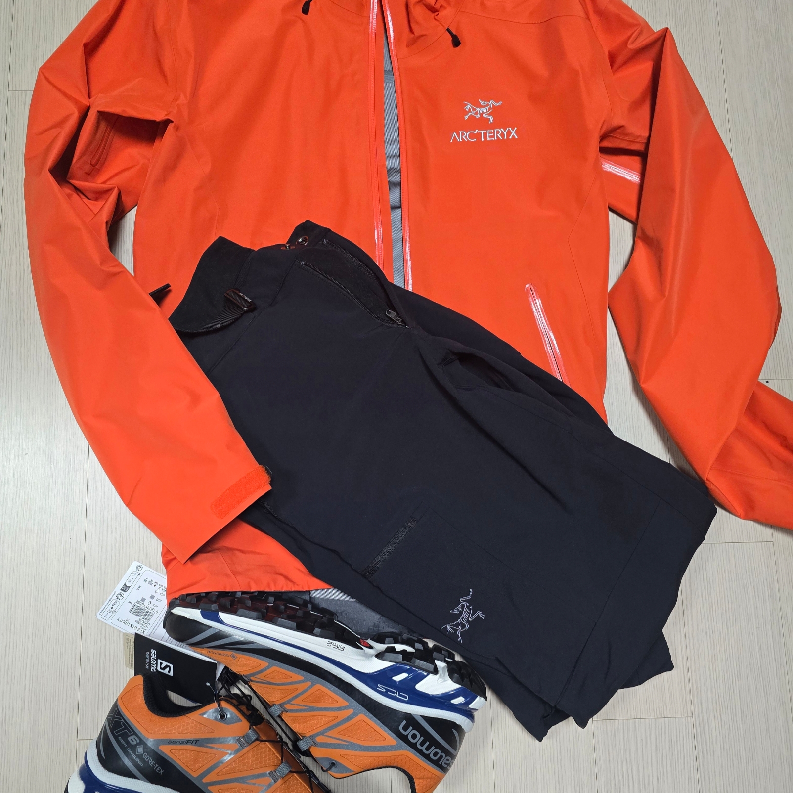 Salomon XT-6 Gore-Tex Utility Marmalade, Arc'teryx Beta LT Jacket Phenom 착용 스타일